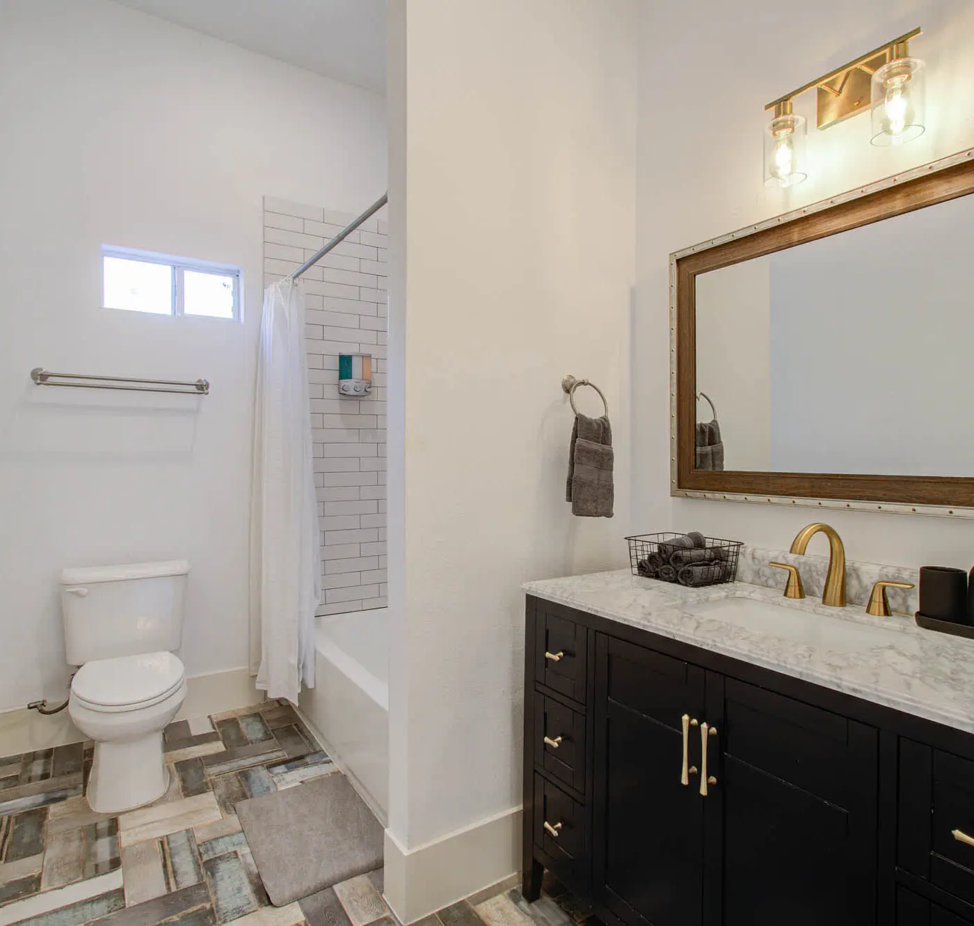 3BD Historic Charm x Modern Amenities w Hot Tub