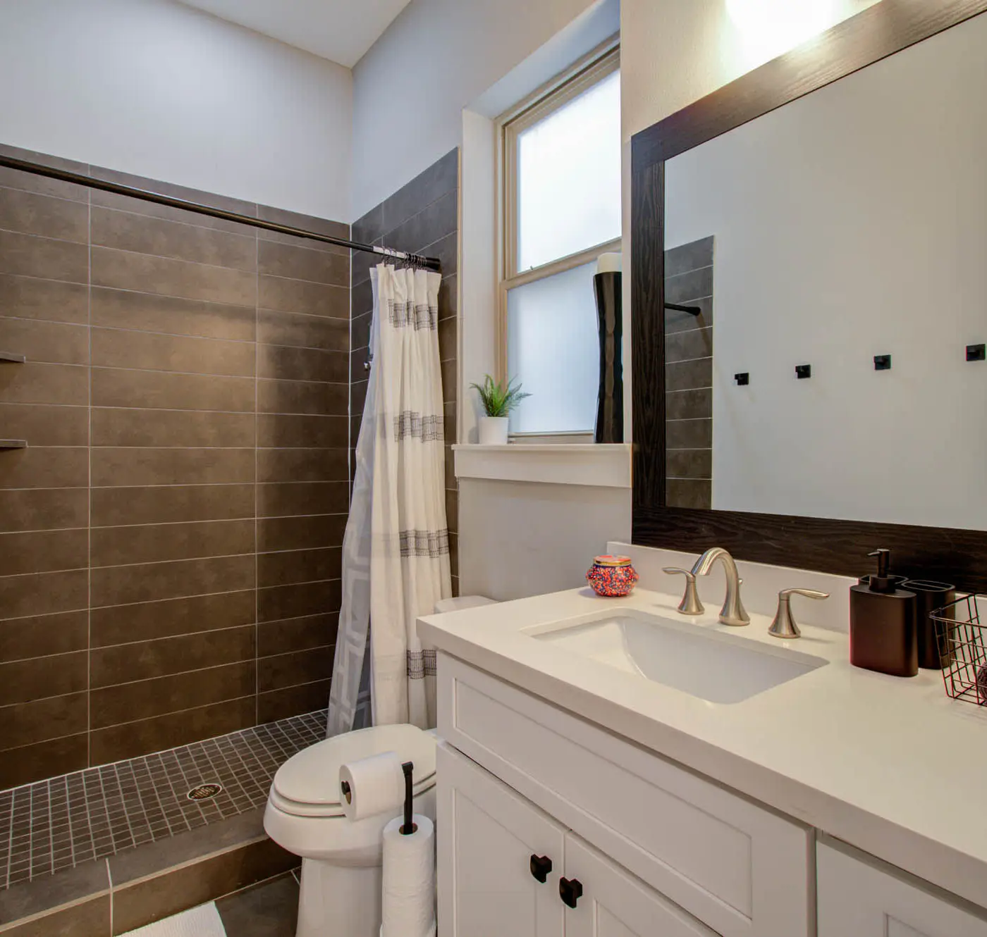 Modern Luxury 3-BD, Mins to DT w Rooftop