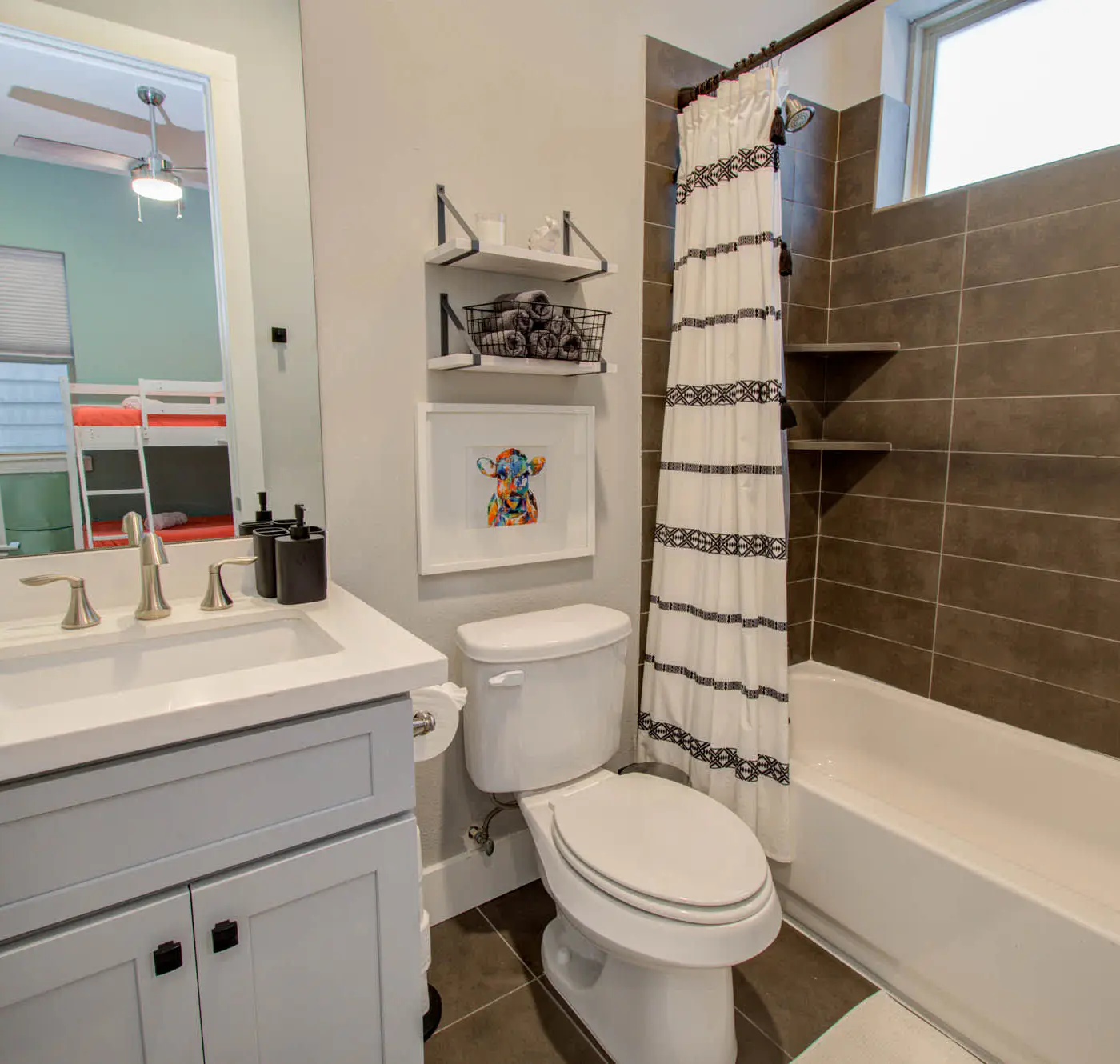 Modern Luxury 3-BD, Mins to DT w Rooftop