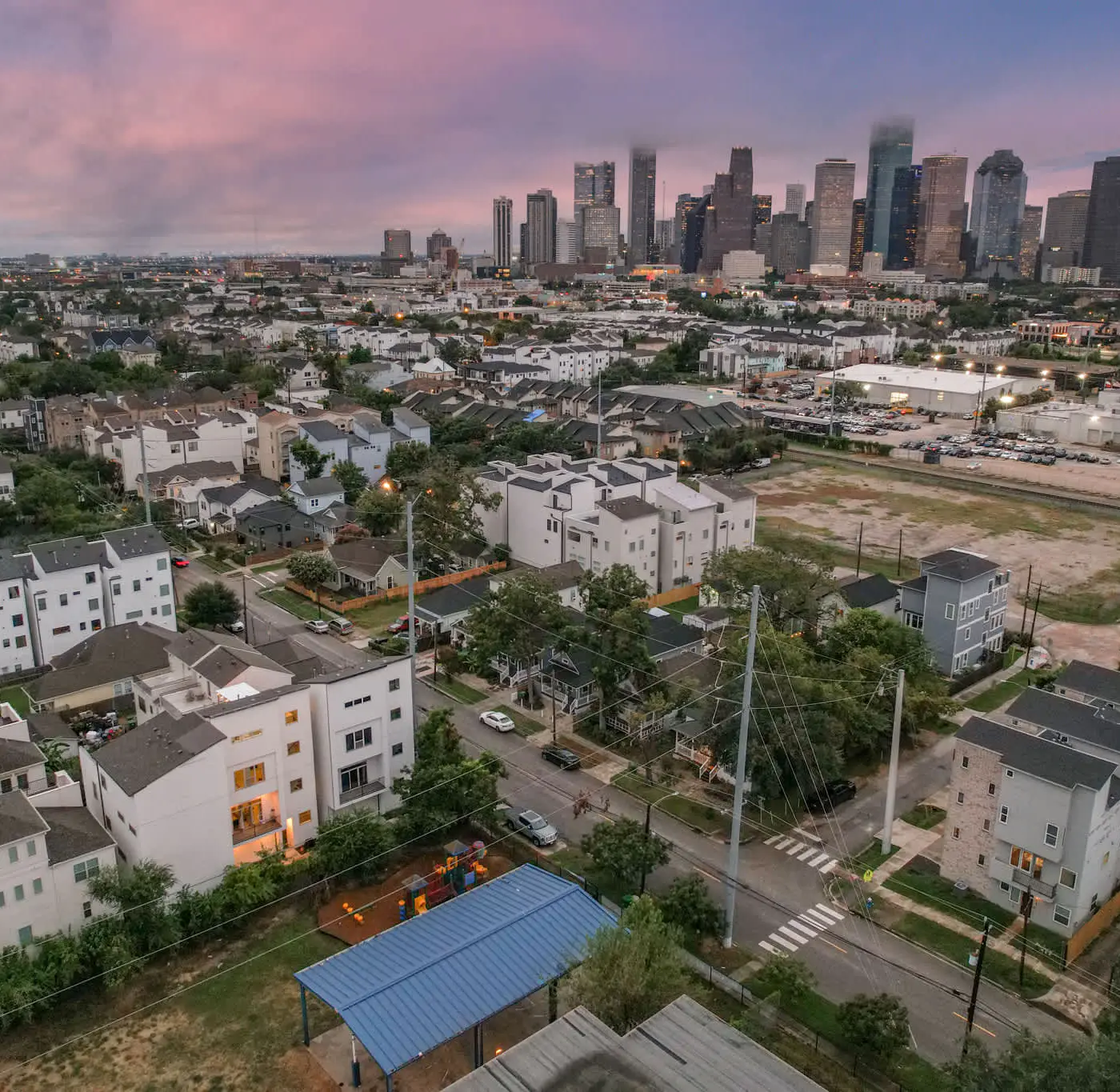 Modern Luxury 3-BD, Mins to DT w Rooftop