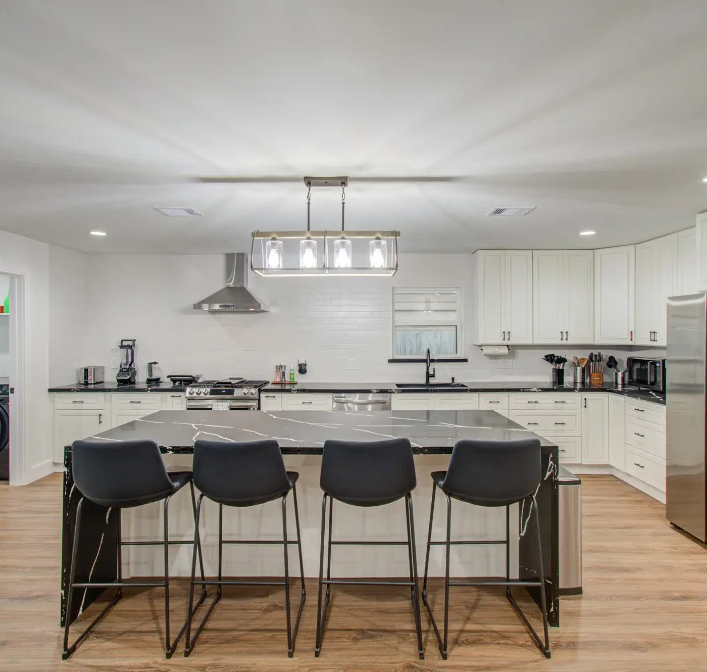 5-BD Modern Central Getaway w Hot Tub - Mins to DT