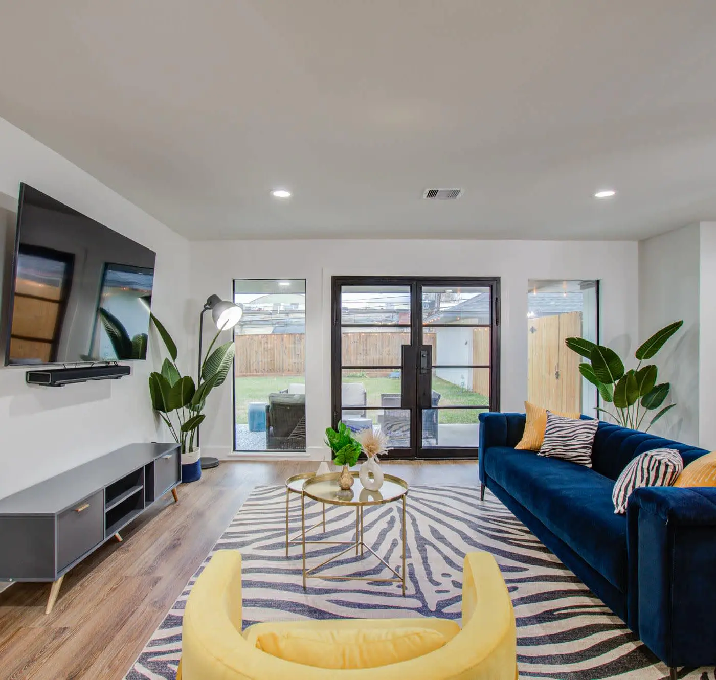 5-BD Modern Central Getaway w Hot Tub - Mins to DT