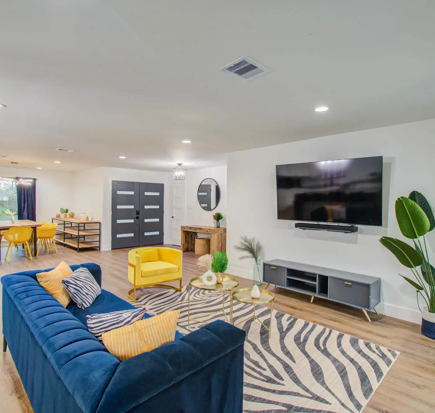 5-BD Modern Central Getaway w Hot Tub - Mins to DT