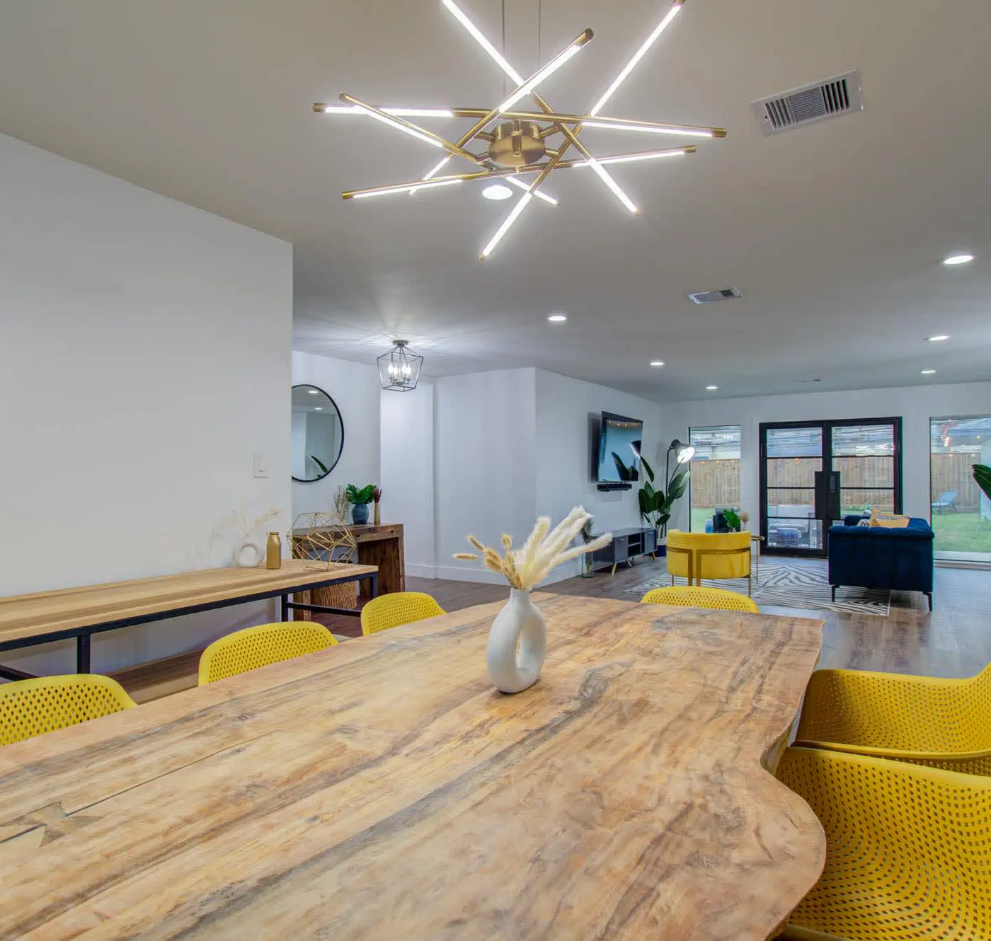 5-BD Modern Central Getaway w Hot Tub - Mins to DT