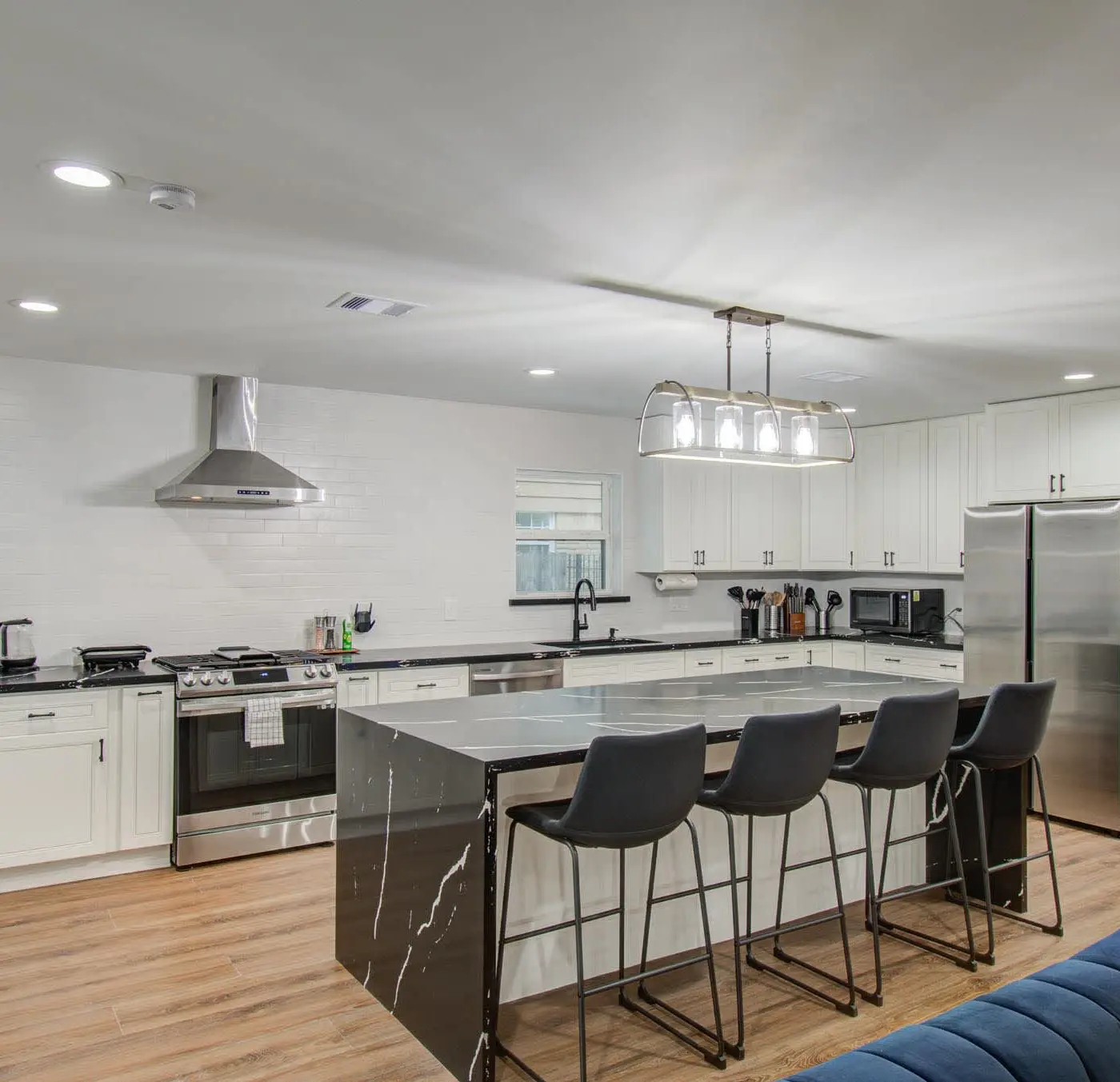 5-BD Modern Central Getaway w Hot Tub - Mins to DT