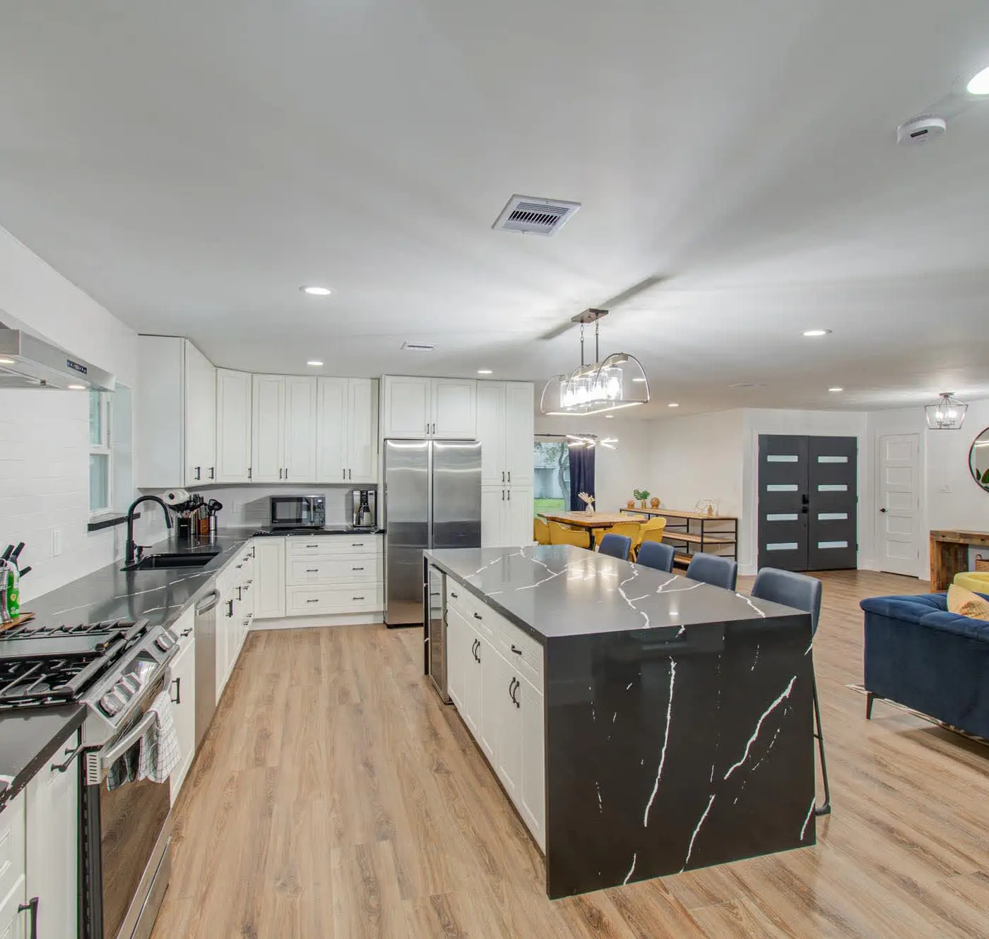 5-BD Modern Central Getaway w Hot Tub - Mins to DT