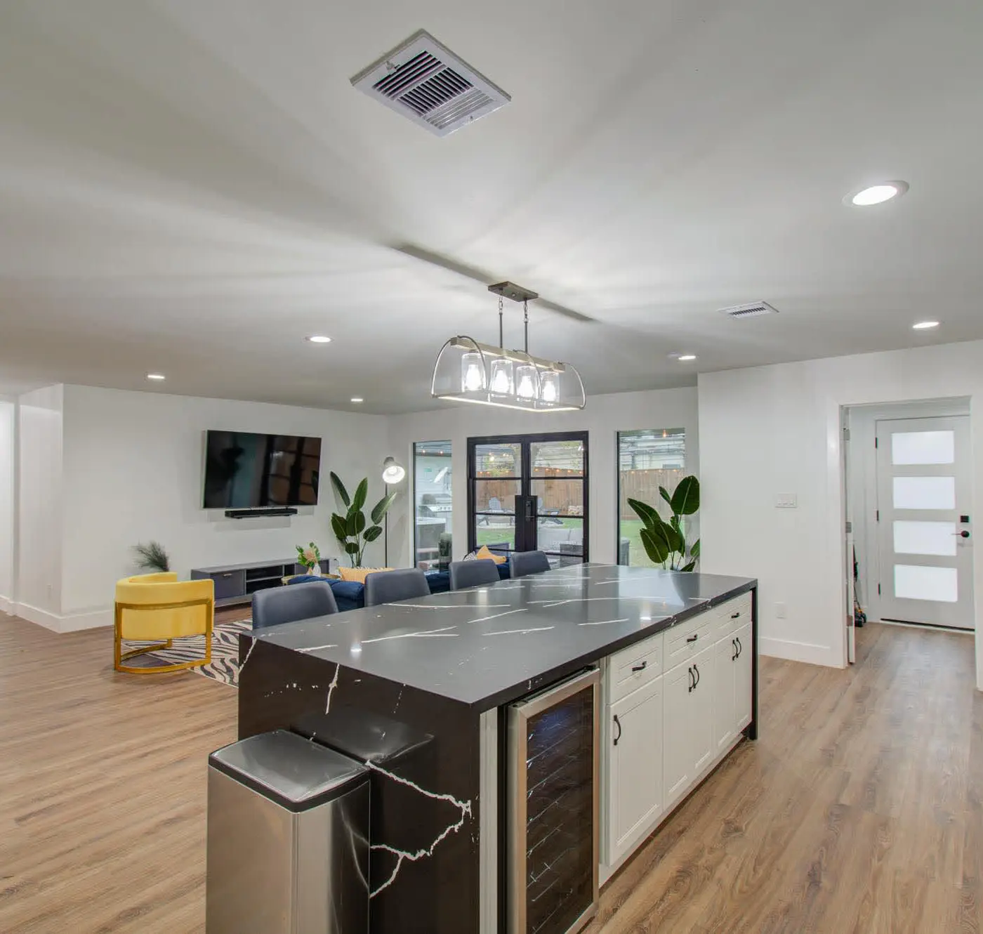 5-BD Modern Central Getaway w Hot Tub - Mins to DT