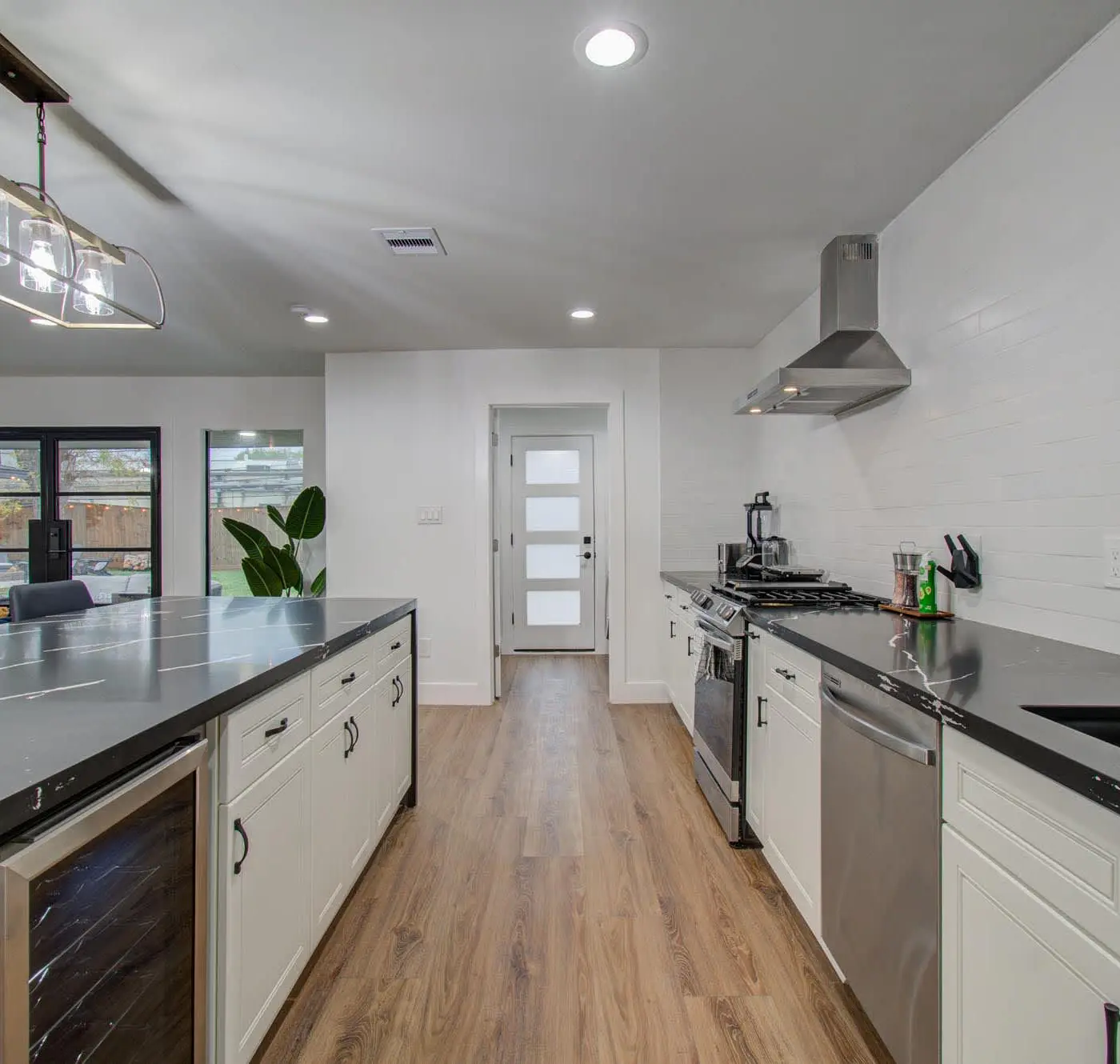 5-BD Modern Central Getaway w Hot Tub - Mins to DT