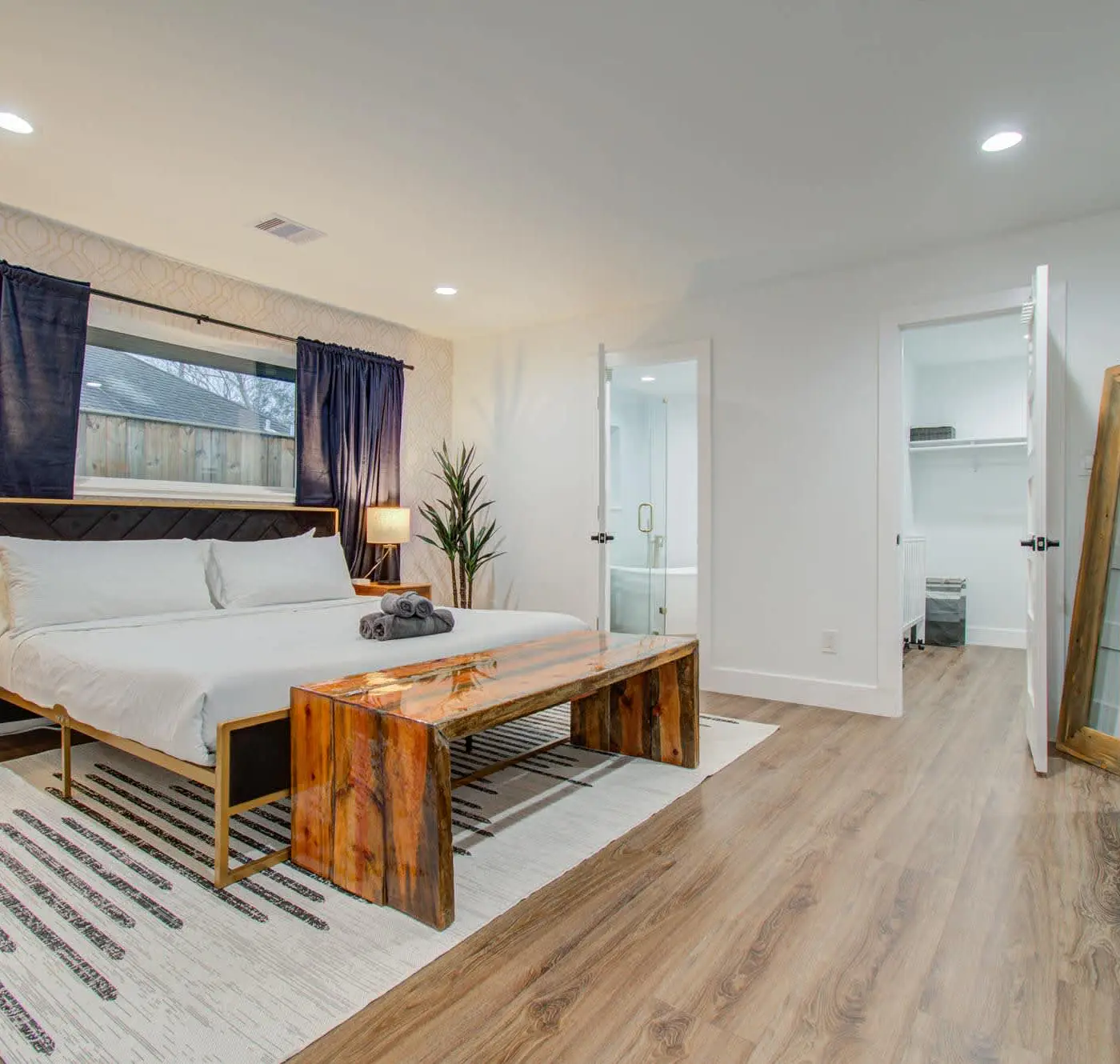 5-BD Modern Central Getaway w Hot Tub - Mins to DT