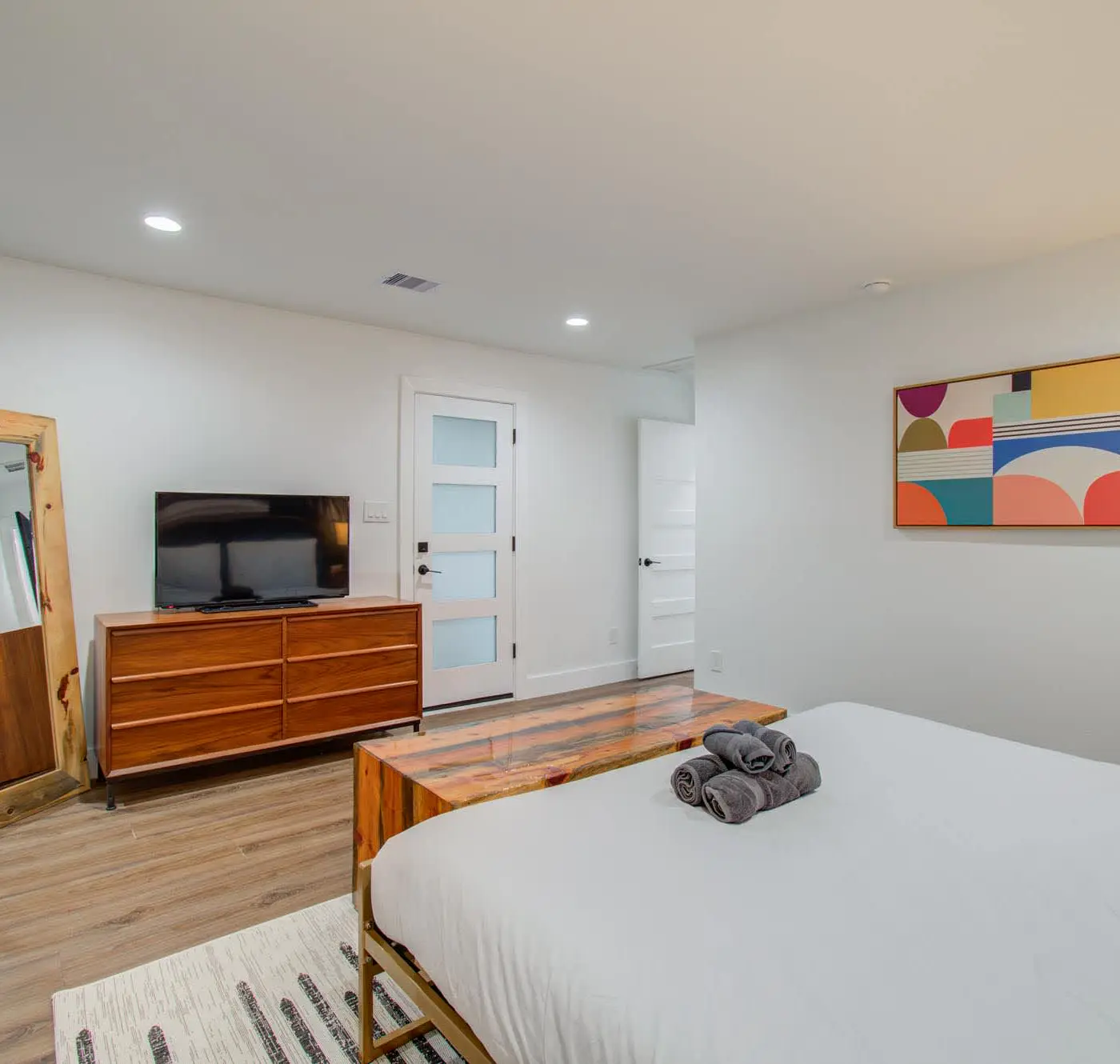 5-BD Modern Central Getaway w Hot Tub - Mins to DT