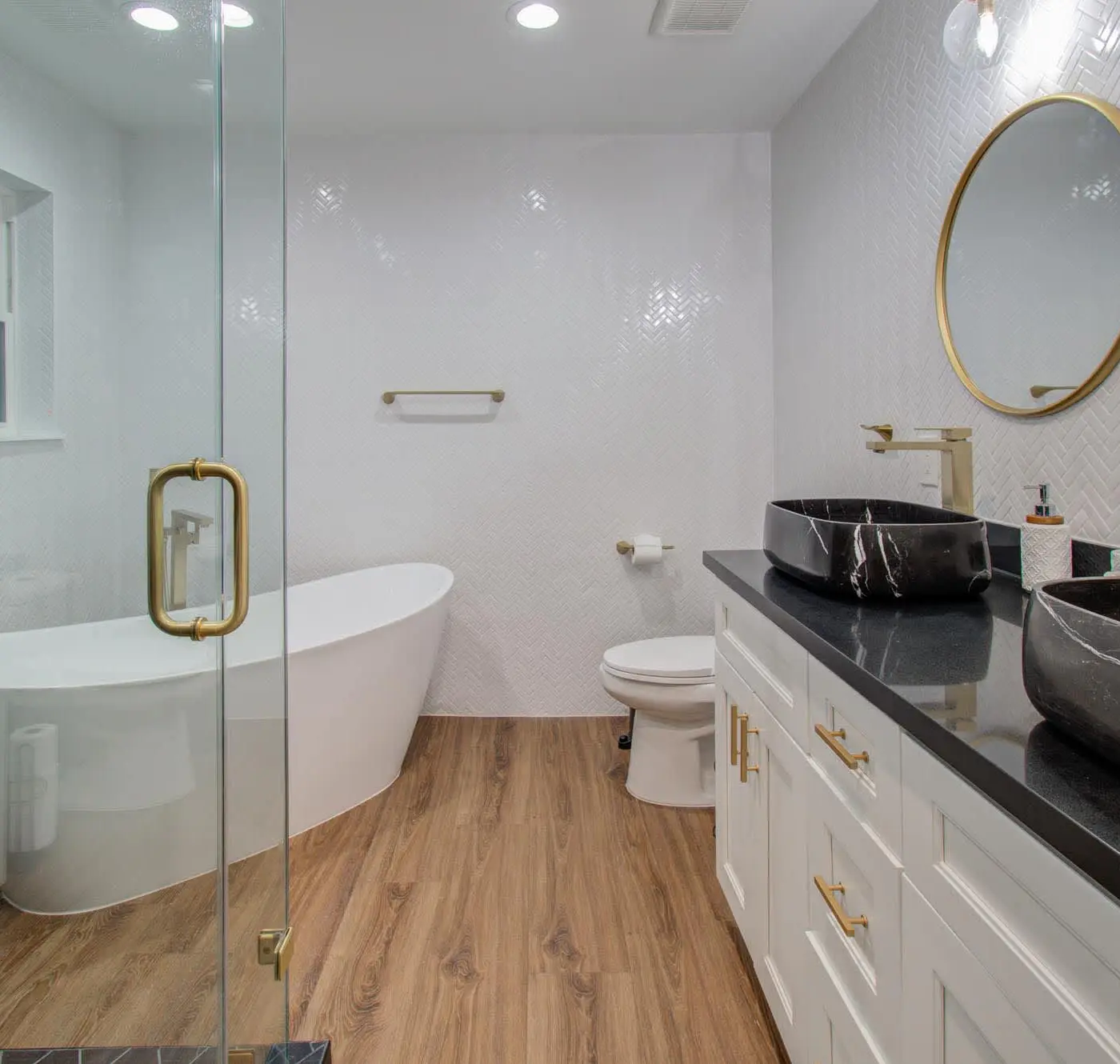 5-BD Modern Central Getaway w Hot Tub - Mins to DT