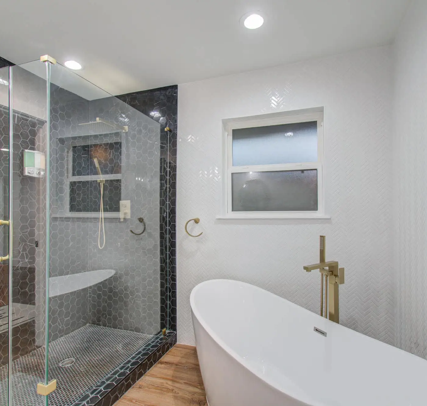 5-BD Modern Central Getaway w Hot Tub - Mins to DT