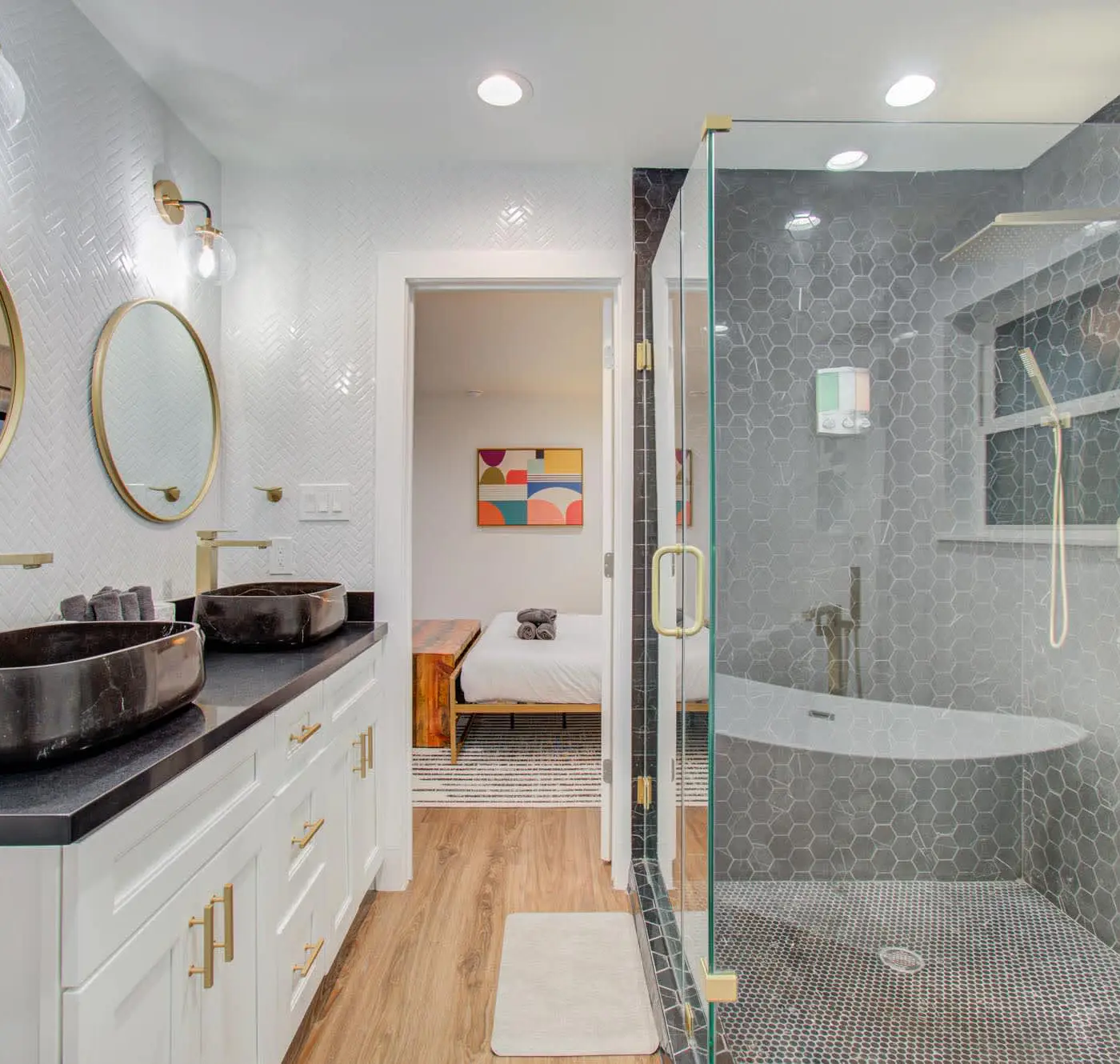 5-BD Modern Central Getaway w Hot Tub - Mins to DT