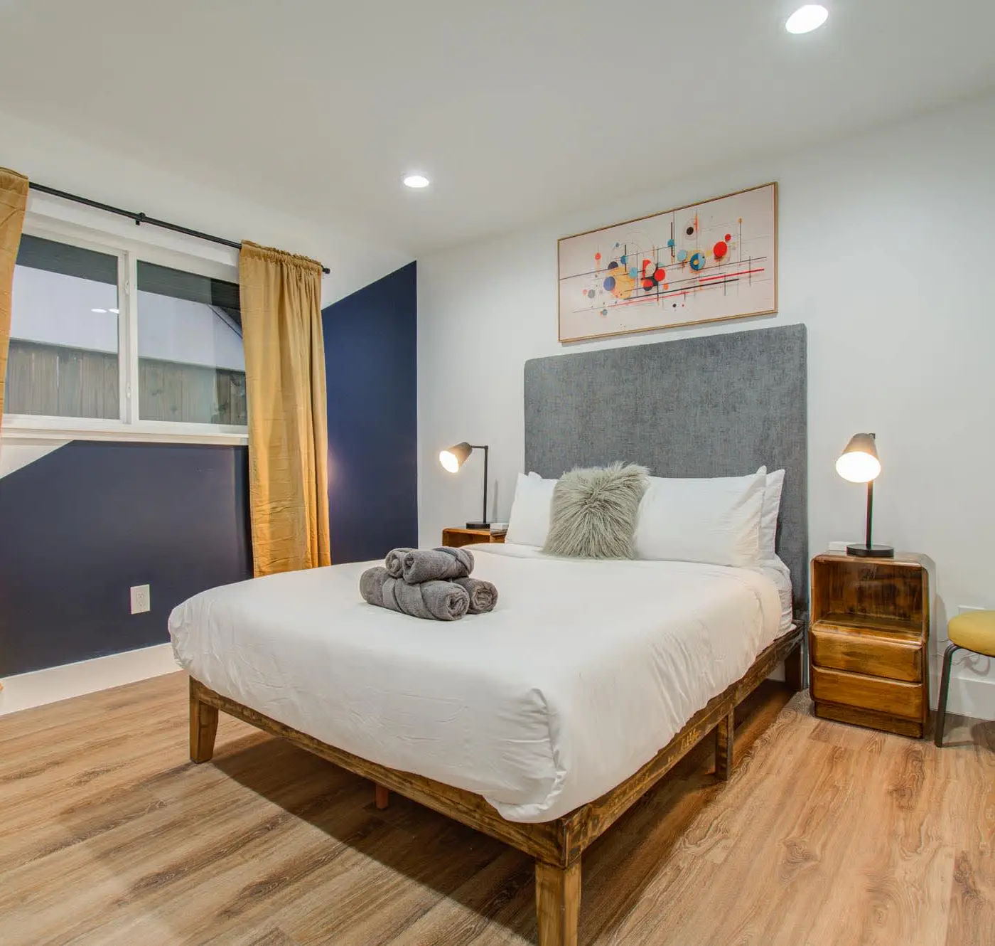 5-BD Modern Central Getaway w Hot Tub - Mins to DT