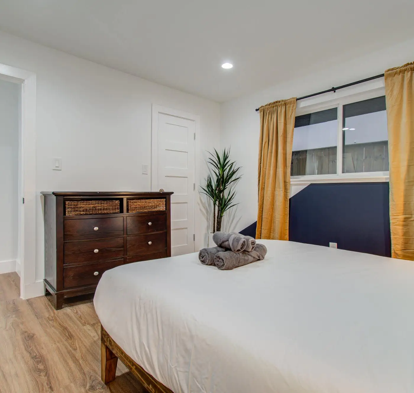 5-BD Modern Central Getaway w Hot Tub - Mins to DT