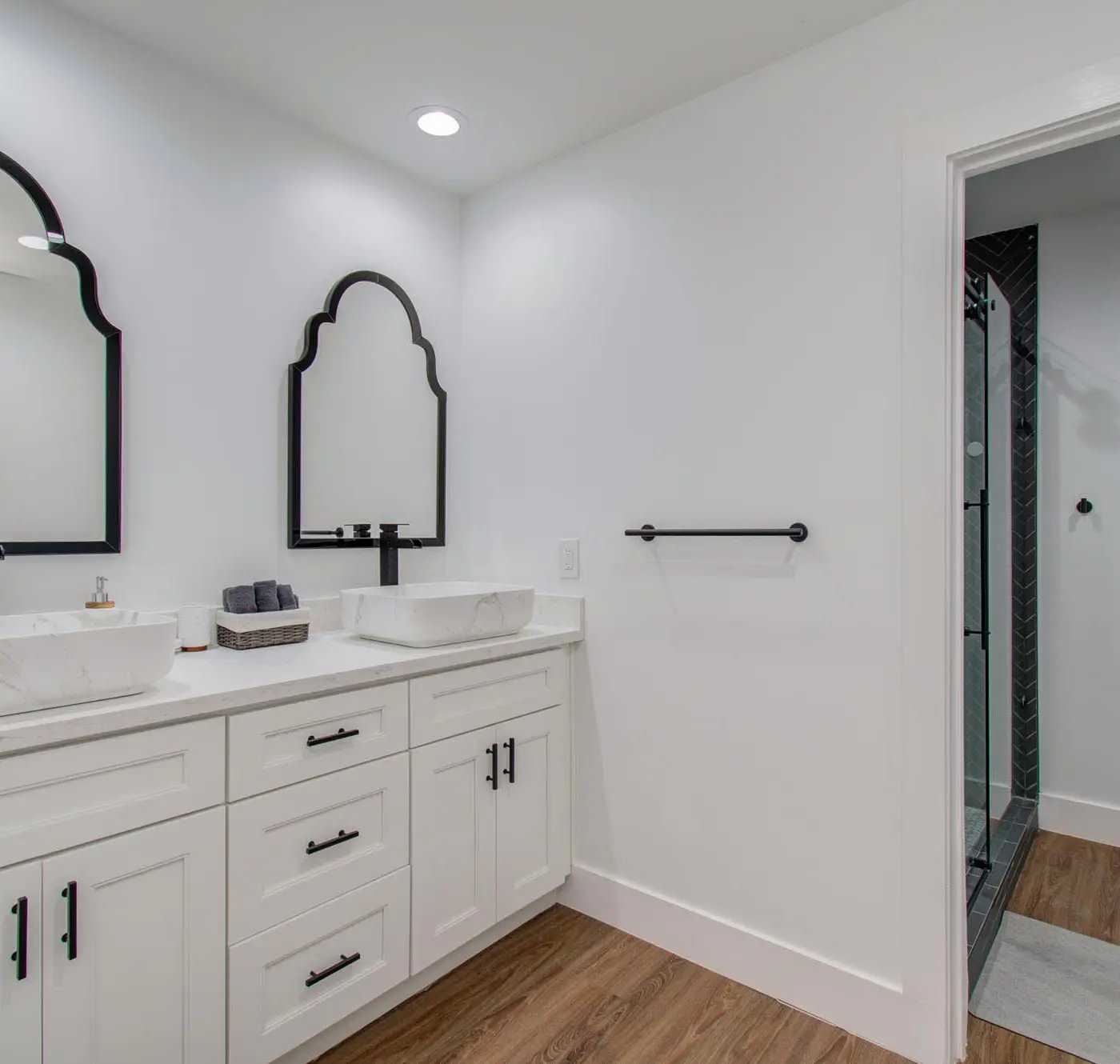 5-BD Modern Central Getaway w Hot Tub - Mins to DT