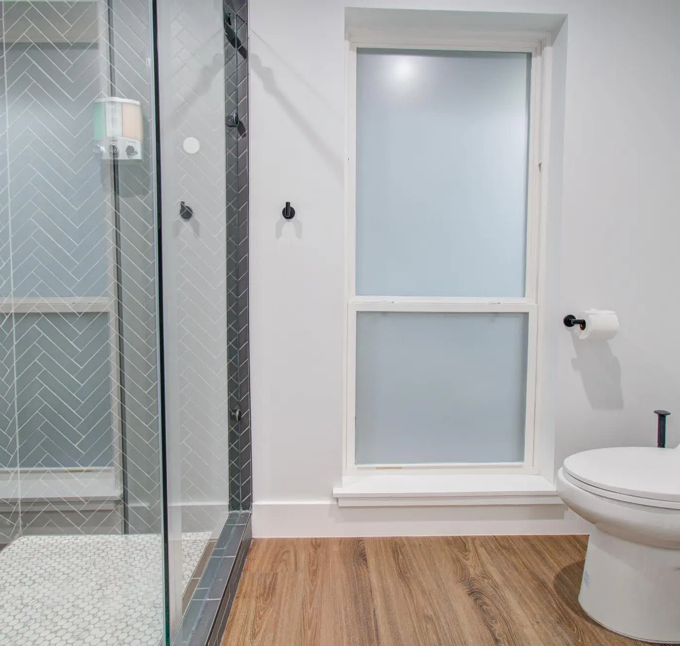 5-BD Modern Central Getaway w Hot Tub - Mins to DT