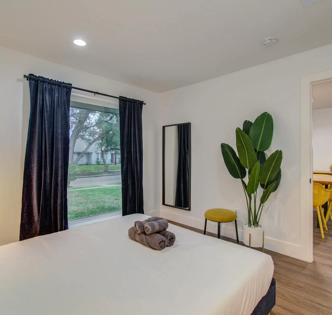 5-BD Modern Central Getaway w Hot Tub - Mins to DT