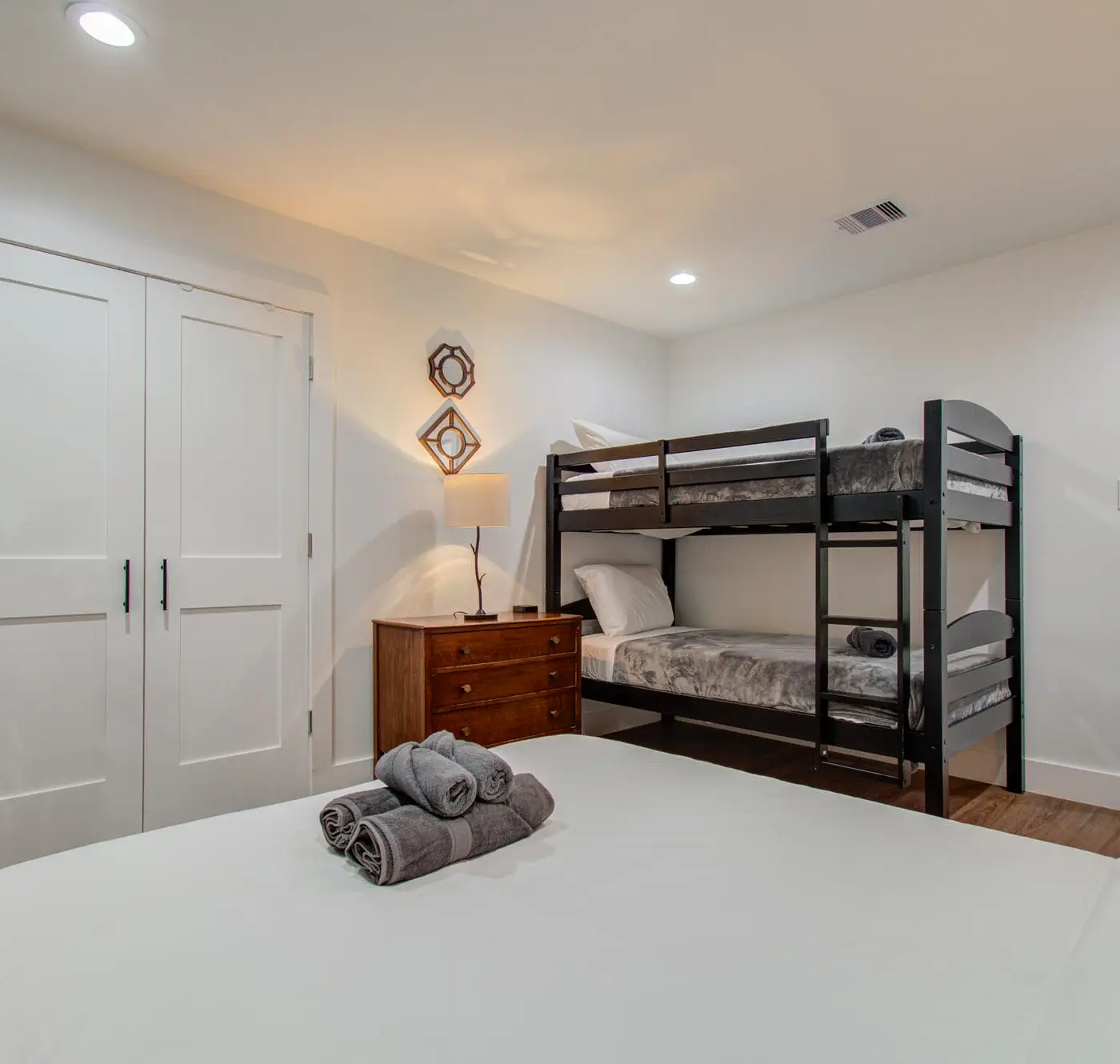 5-BD Modern Central Getaway w Hot Tub - Mins to DT