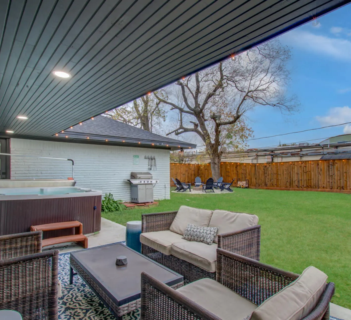 5-BD Modern Central Getaway w Hot Tub - Mins to DT