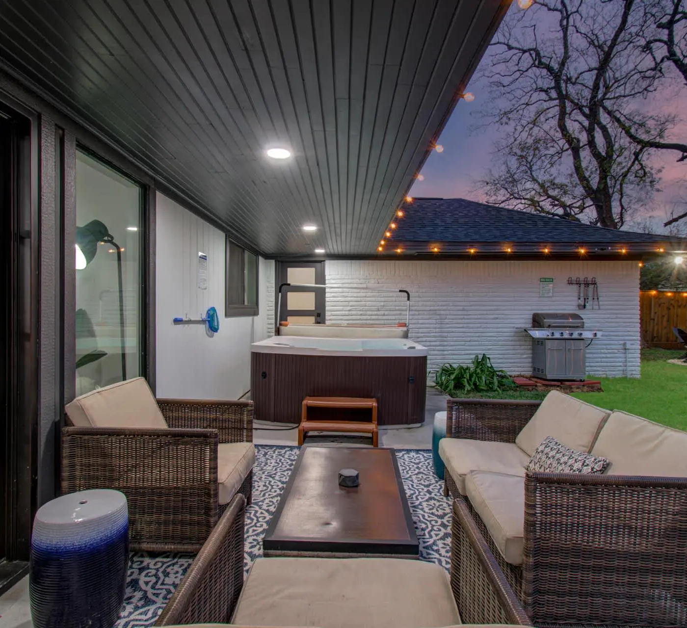 5-BD Modern Central Getaway w Hot Tub - Mins to DT