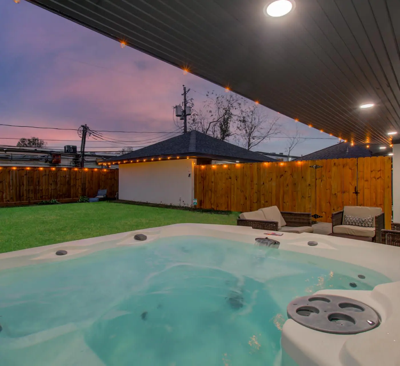 5-BD Modern Central Getaway w Hot Tub - Mins to DT