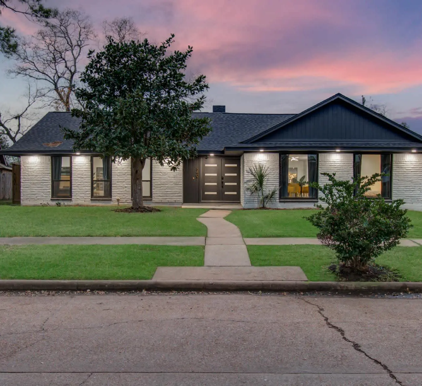 5-BD Modern Central Getaway w Hot Tub - Mins to DT