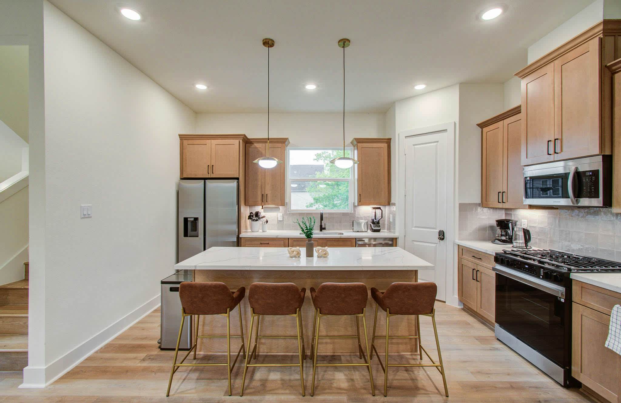 Chic & Central 3BD Townhouse, Mins to DT & Midtown