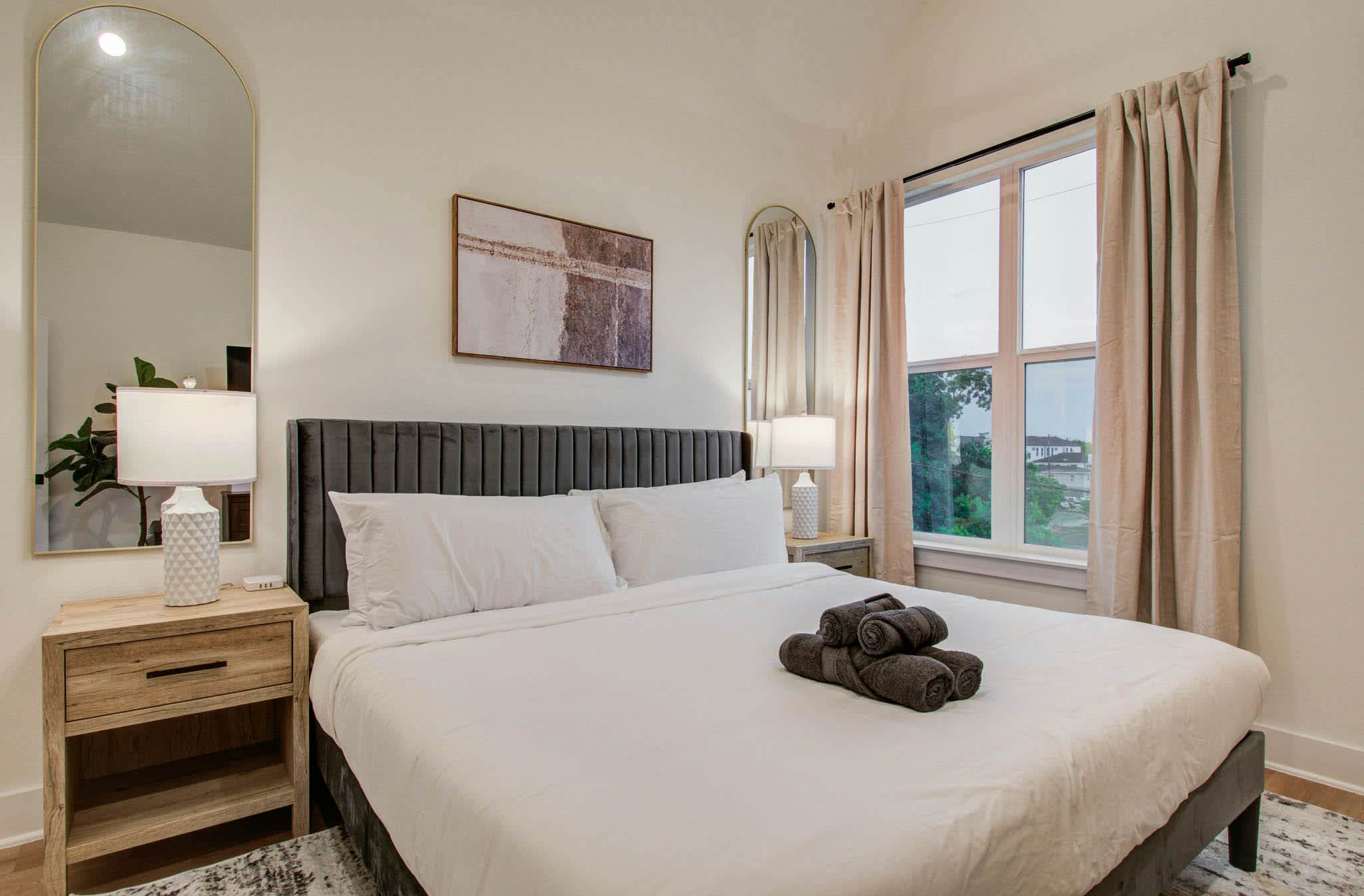 Chic & Central 3BD Townhouse, Mins to DT & Midtown