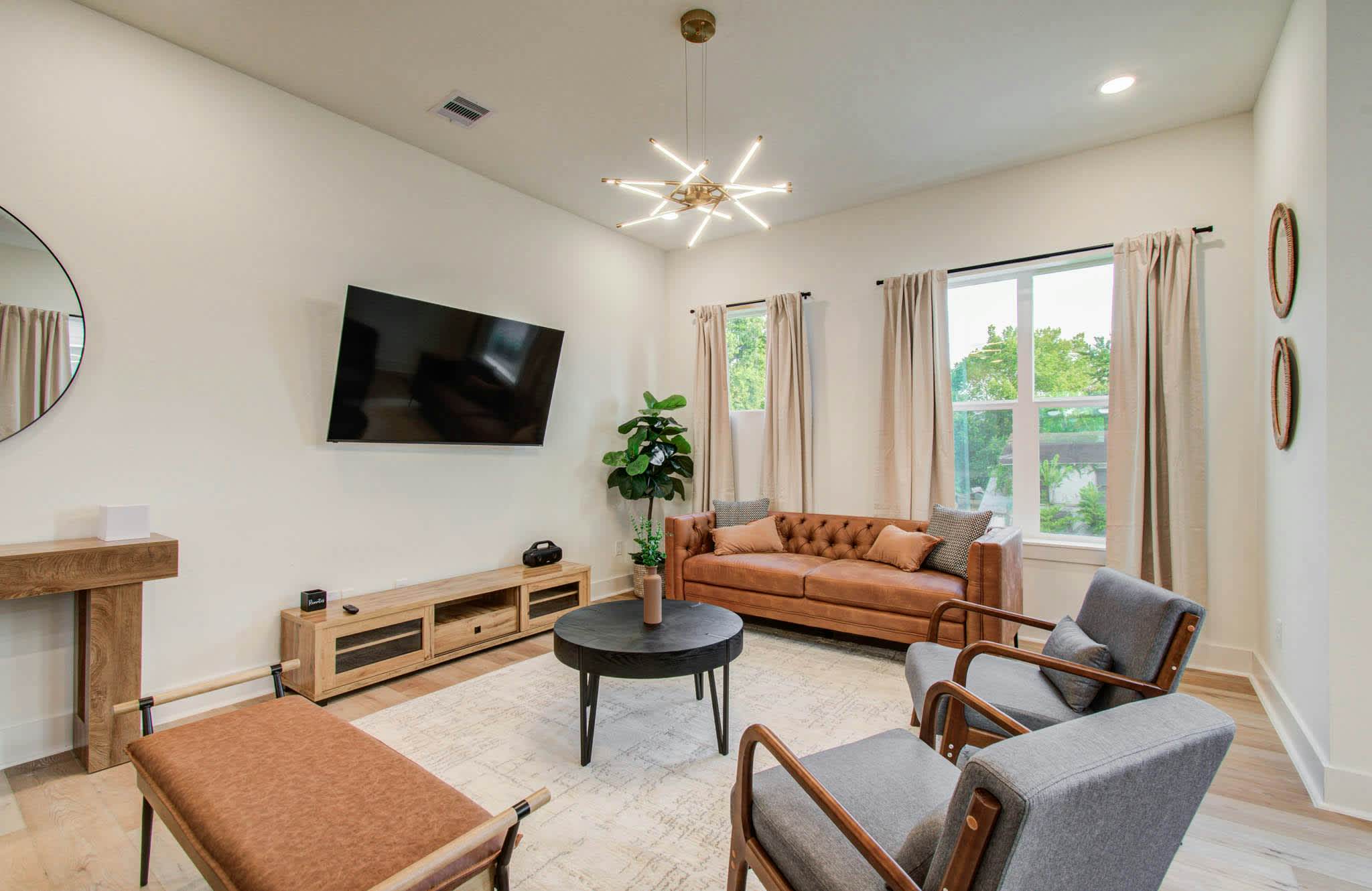 Chic & Central 3BD Townhouse, Mins to DT & Midtown