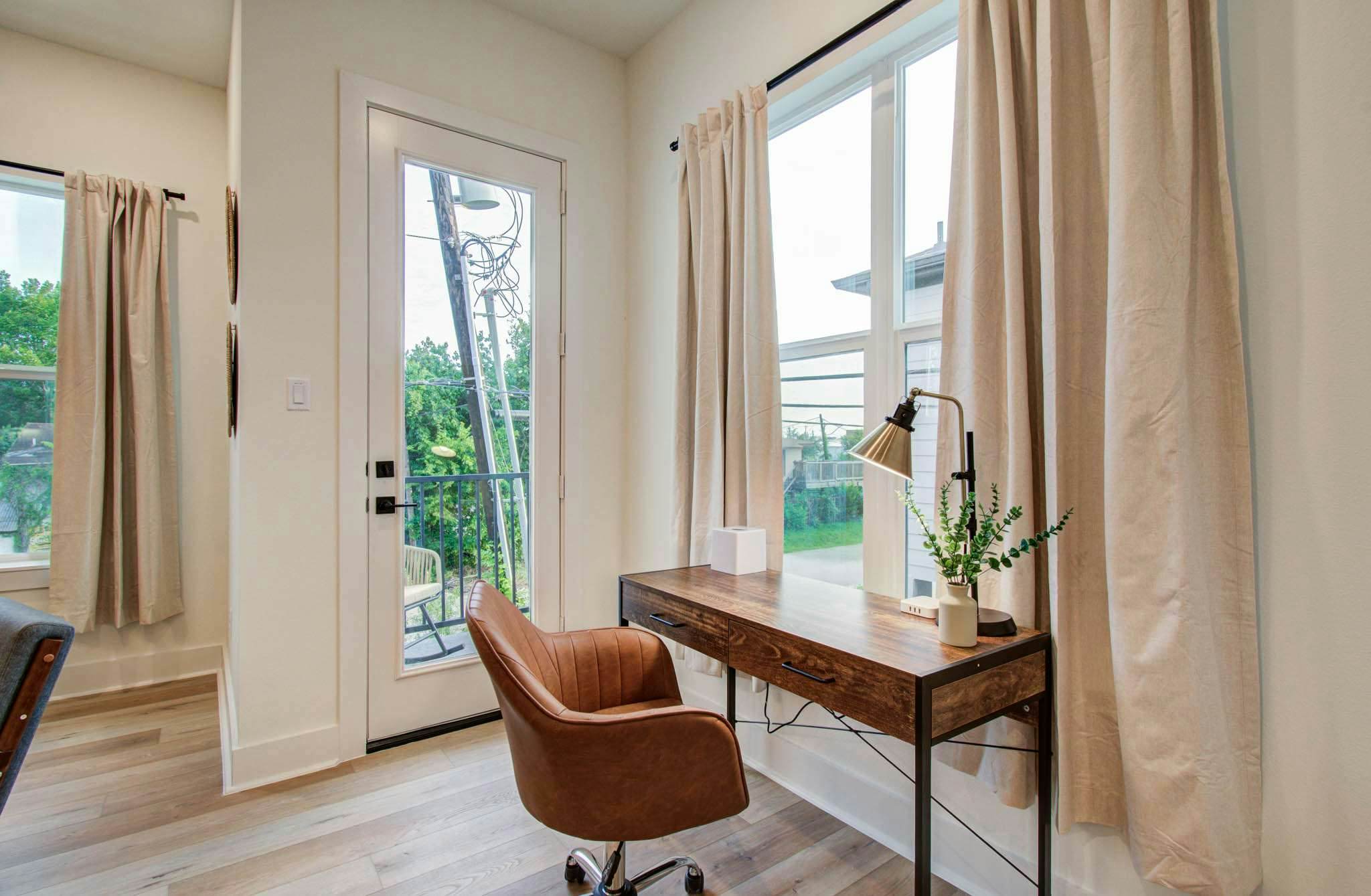 Chic & Central 3BD Townhouse, Mins to DT & Midtown