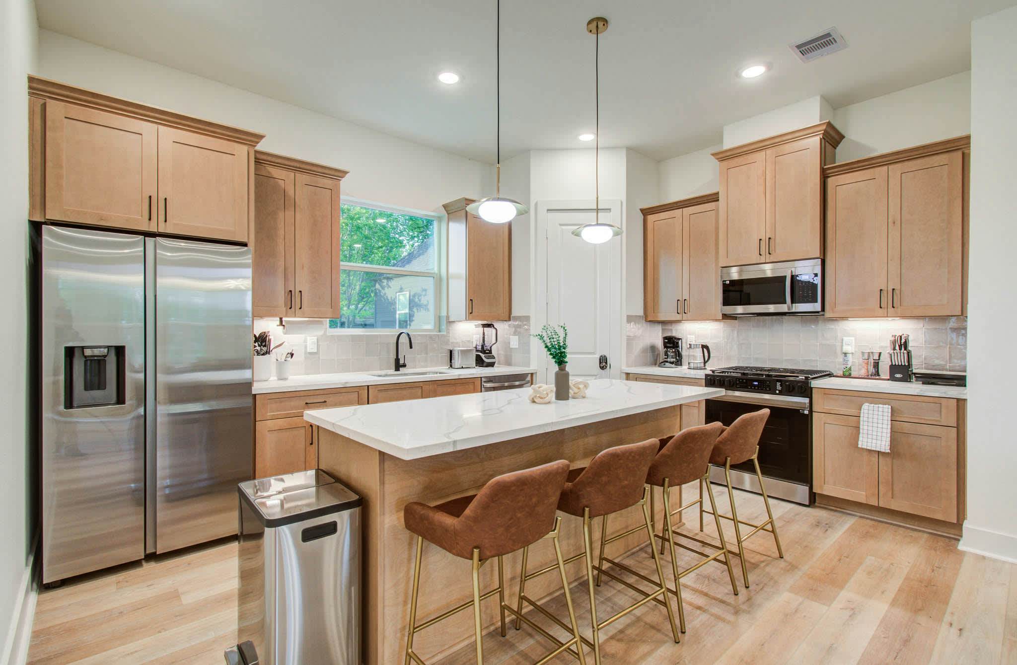 Chic & Central 3BD Townhouse, Mins to DT & Midtown