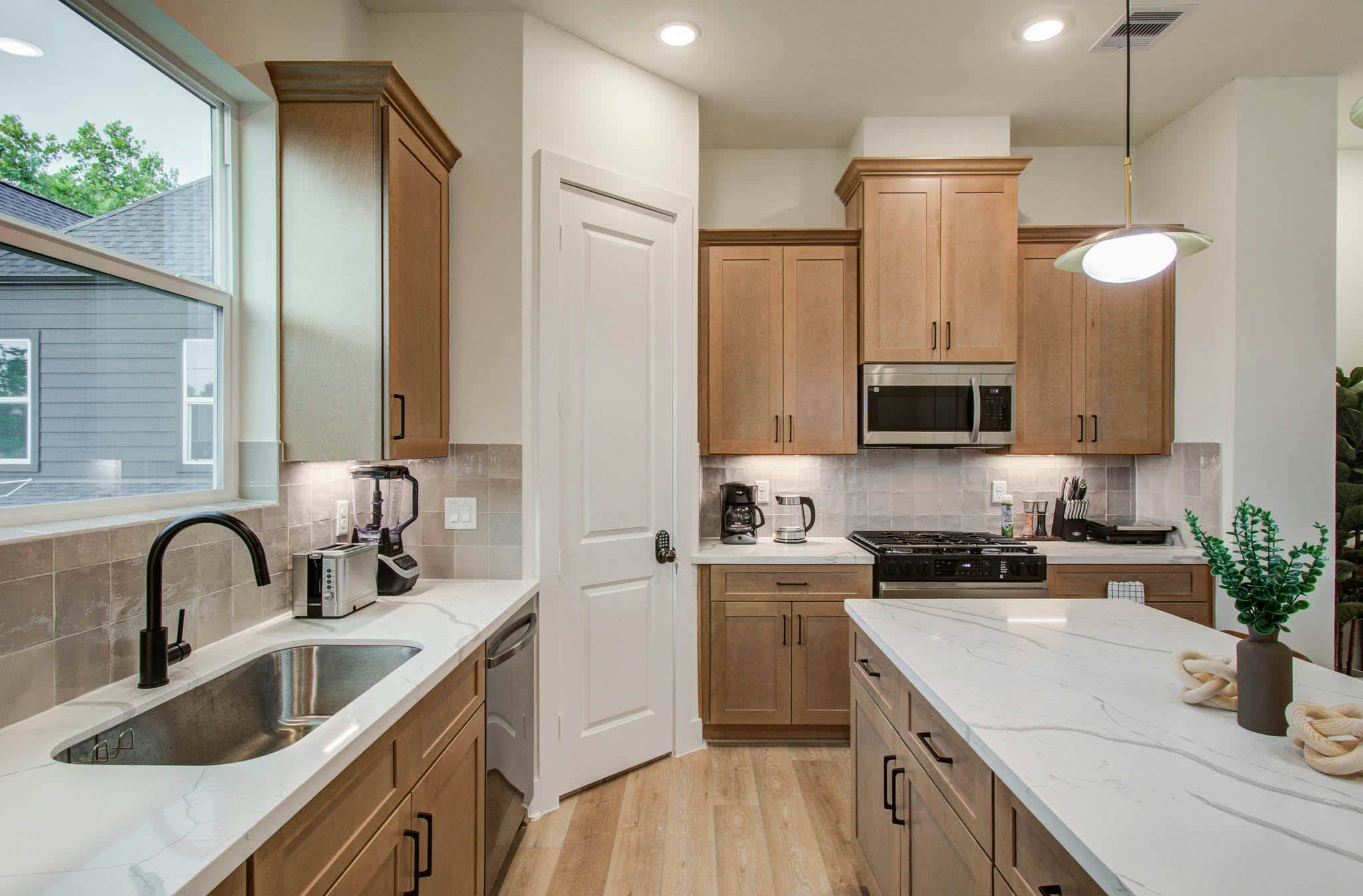 Chic & Central 3BD Townhouse, Mins to DT & Midtown