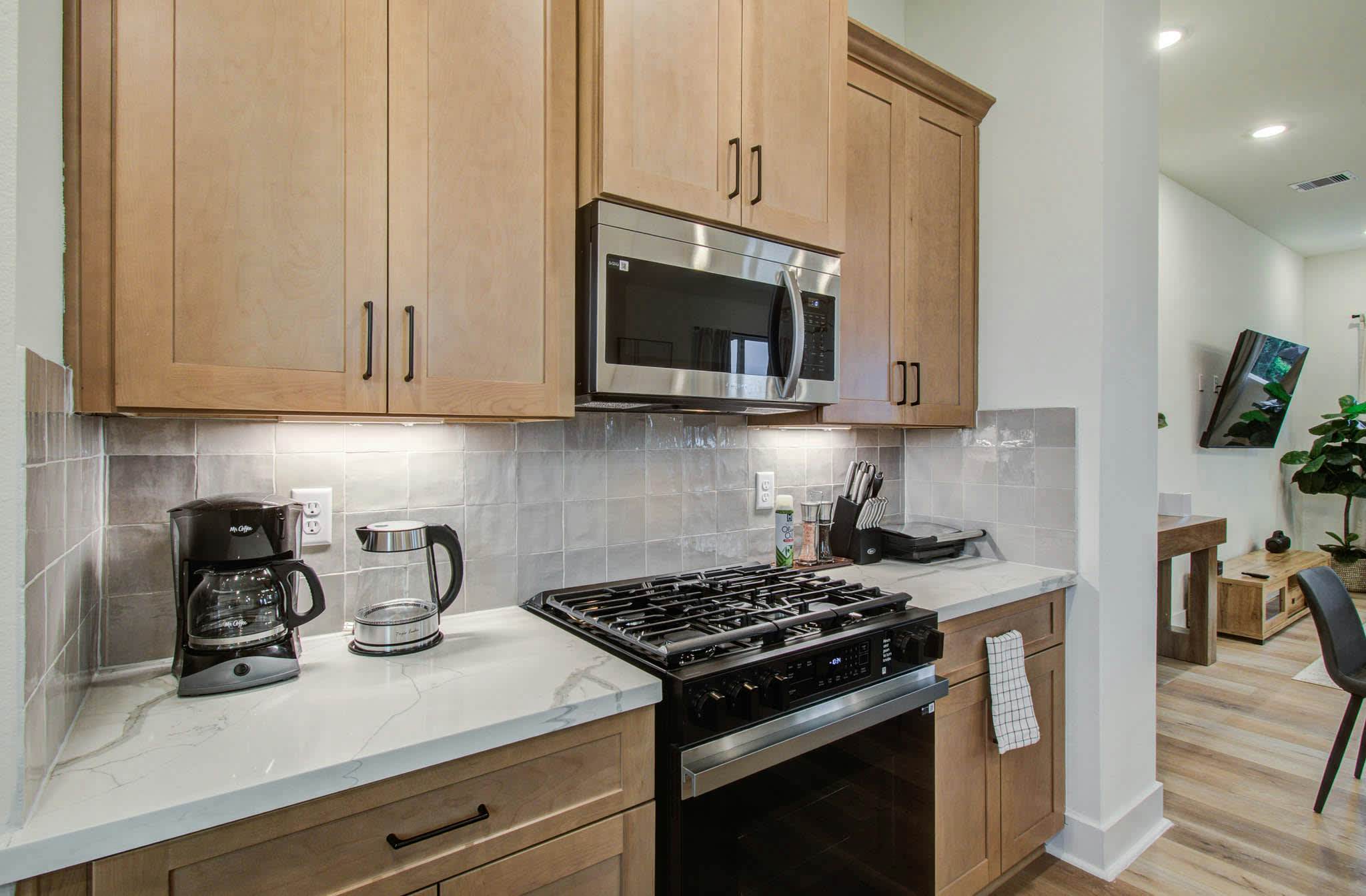 Chic & Central 3BD Townhouse, Mins to DT & Midtown