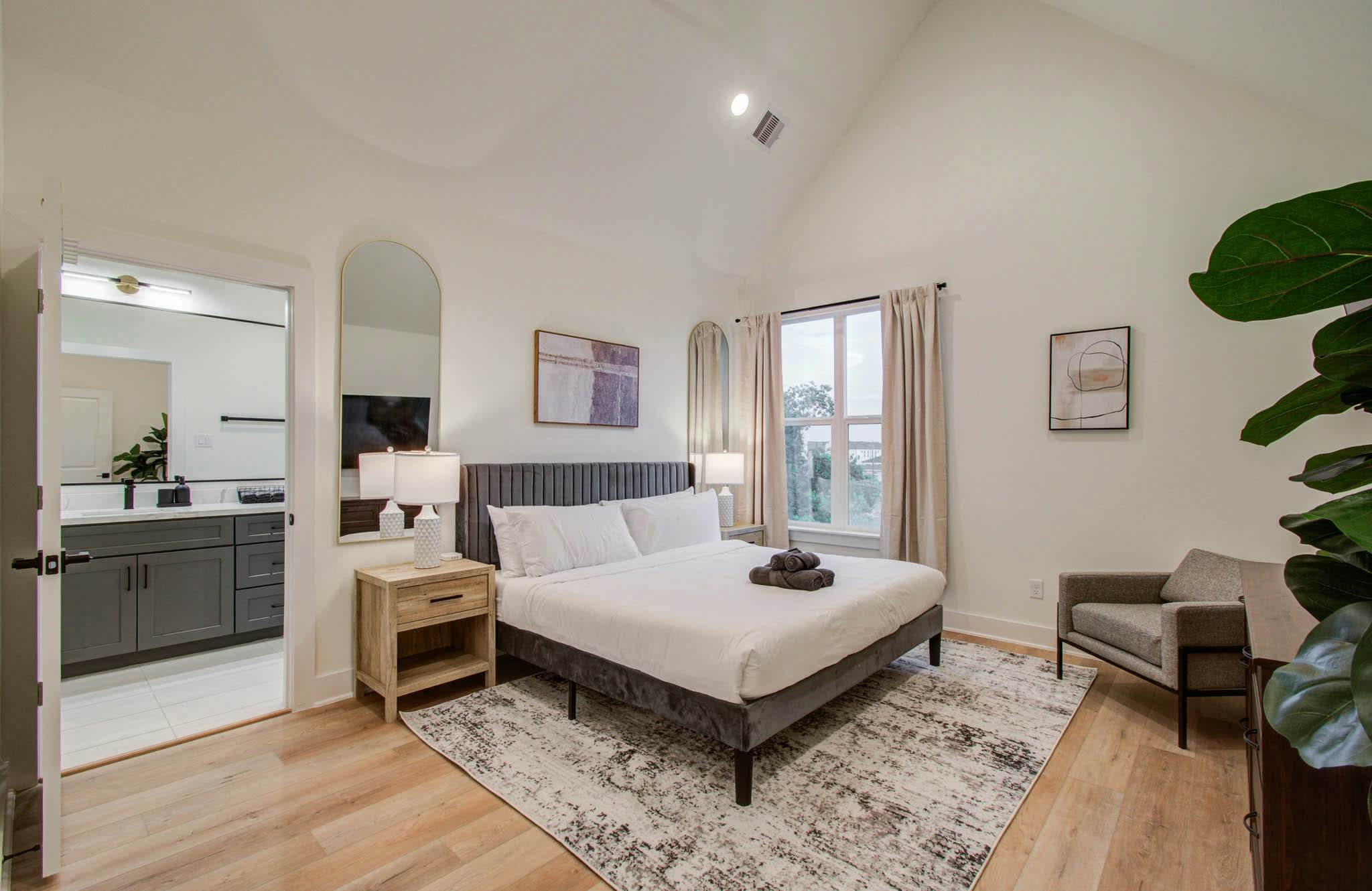 Chic & Central 3BD Townhouse, Mins to DT & Midtown