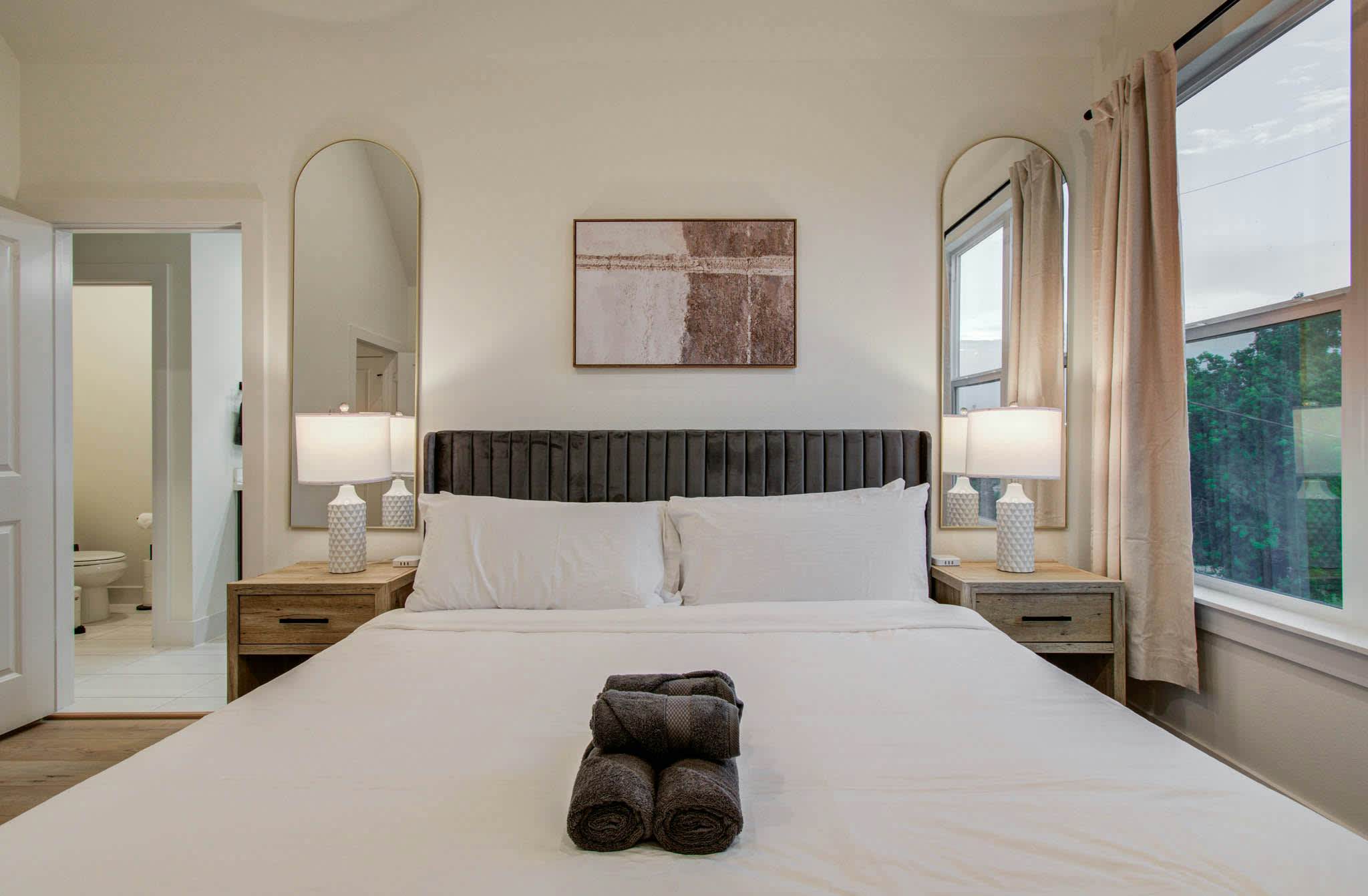 Chic & Central 3BD Townhouse, Mins to DT & Midtown