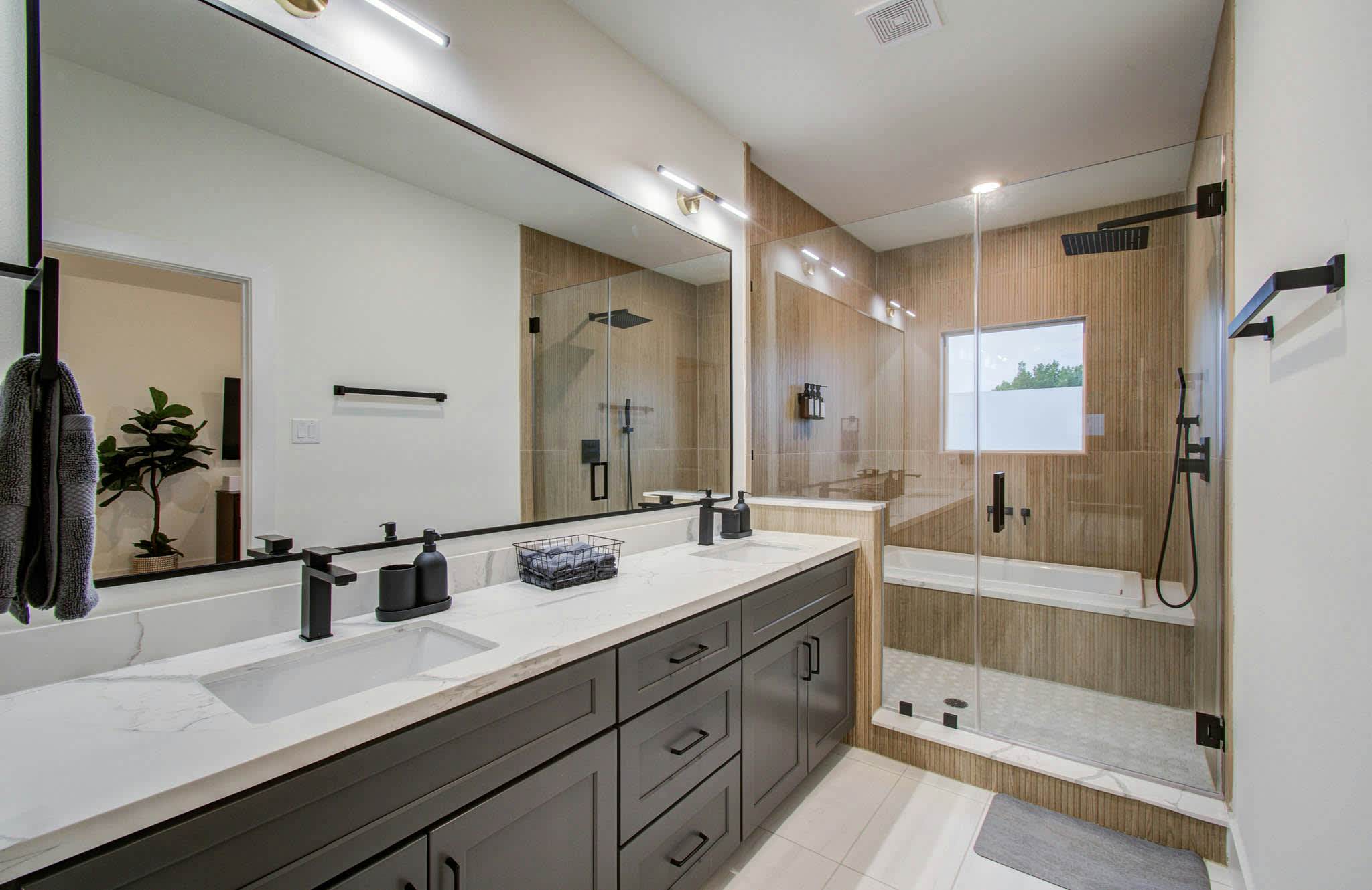 Chic & Central 3BD Townhouse, Mins to DT & Midtown