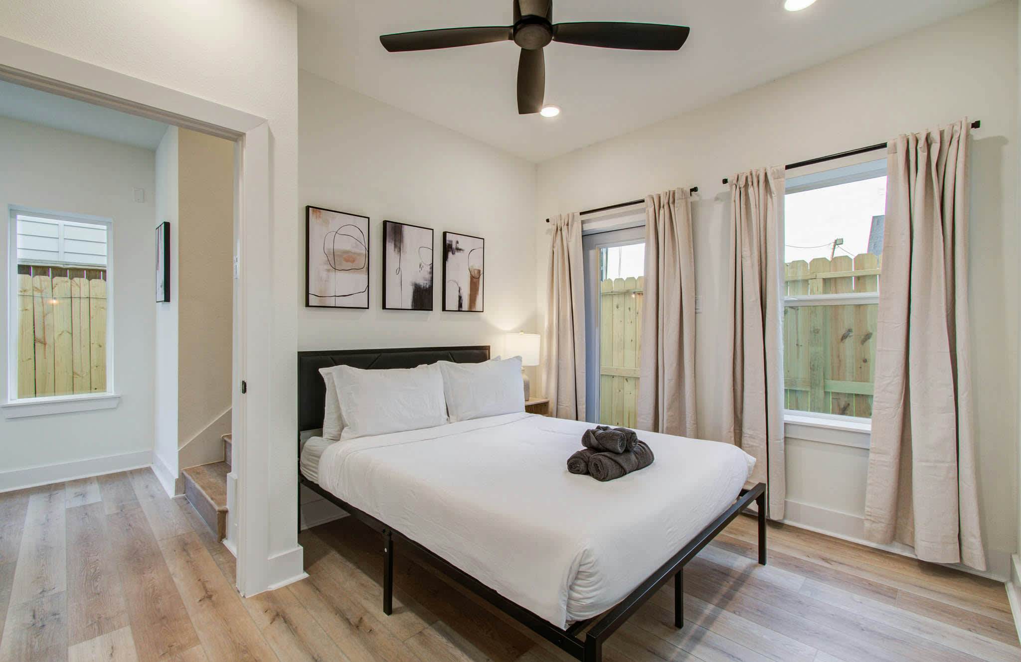 Chic & Central 3BD Townhouse, Mins to DT & Midtown