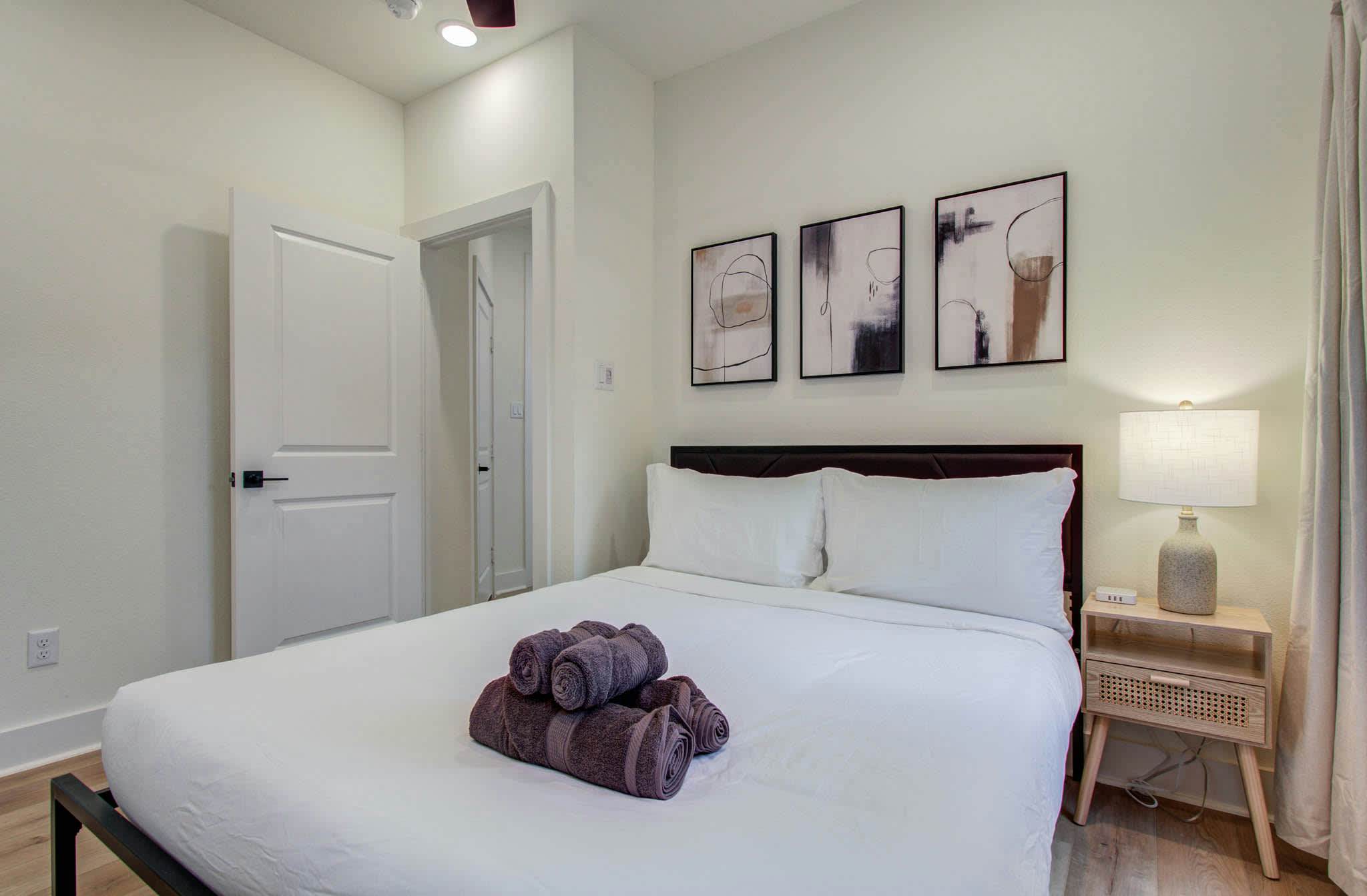 Chic & Central 3BD Townhouse, Mins to DT & Midtown