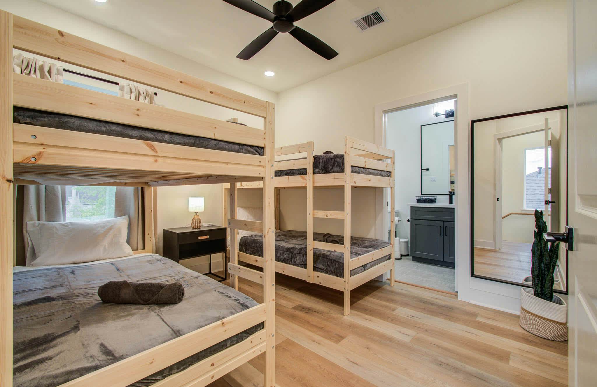 Chic & Central 3BD Townhouse, Mins to DT & Midtown