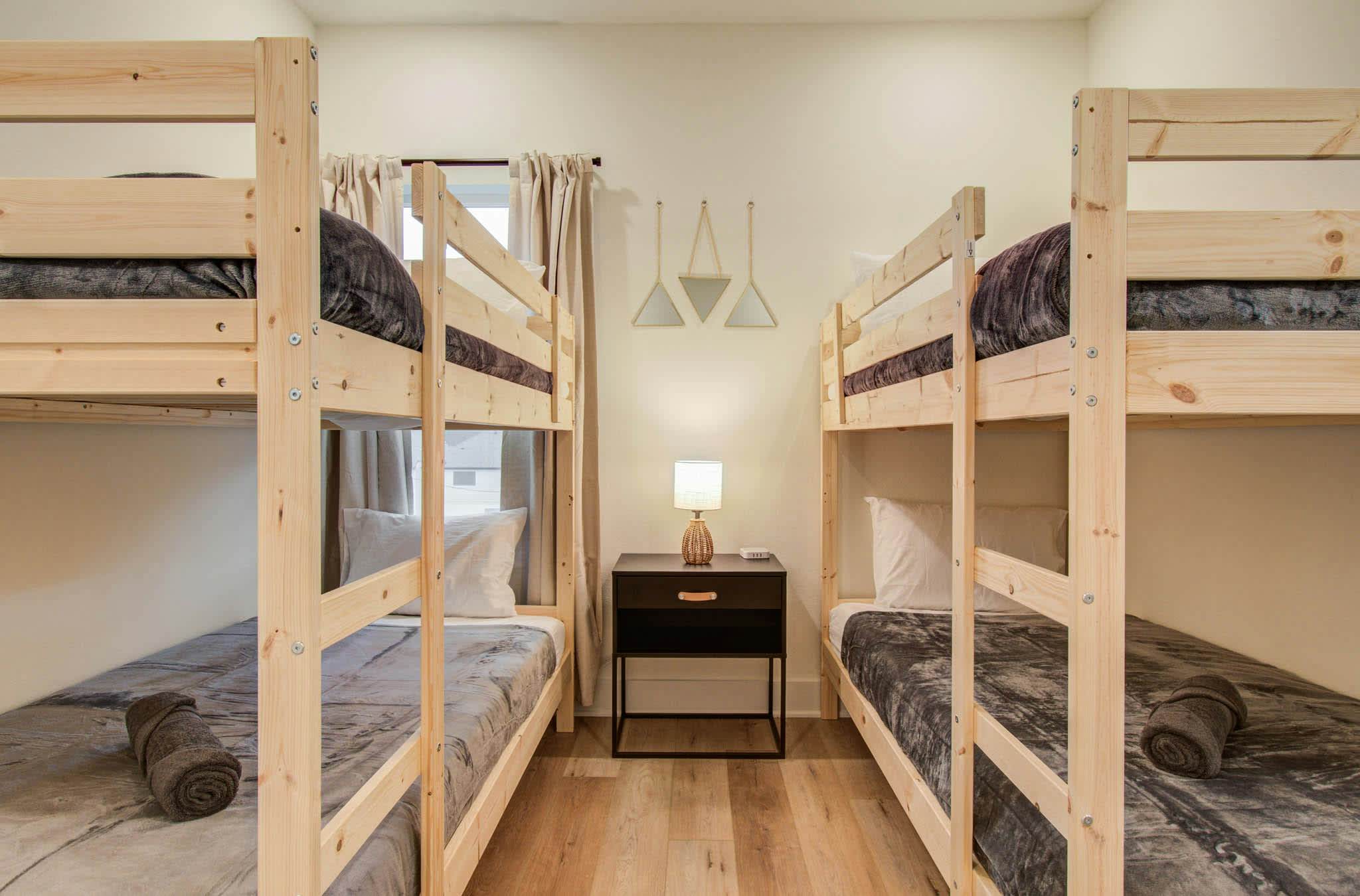 Chic & Central 3BD Townhouse, Mins to DT & Midtown