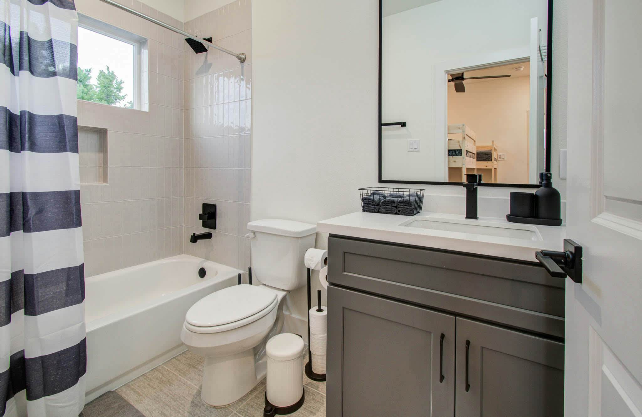 Chic & Central 3BD Townhouse, Mins to DT & Midtown