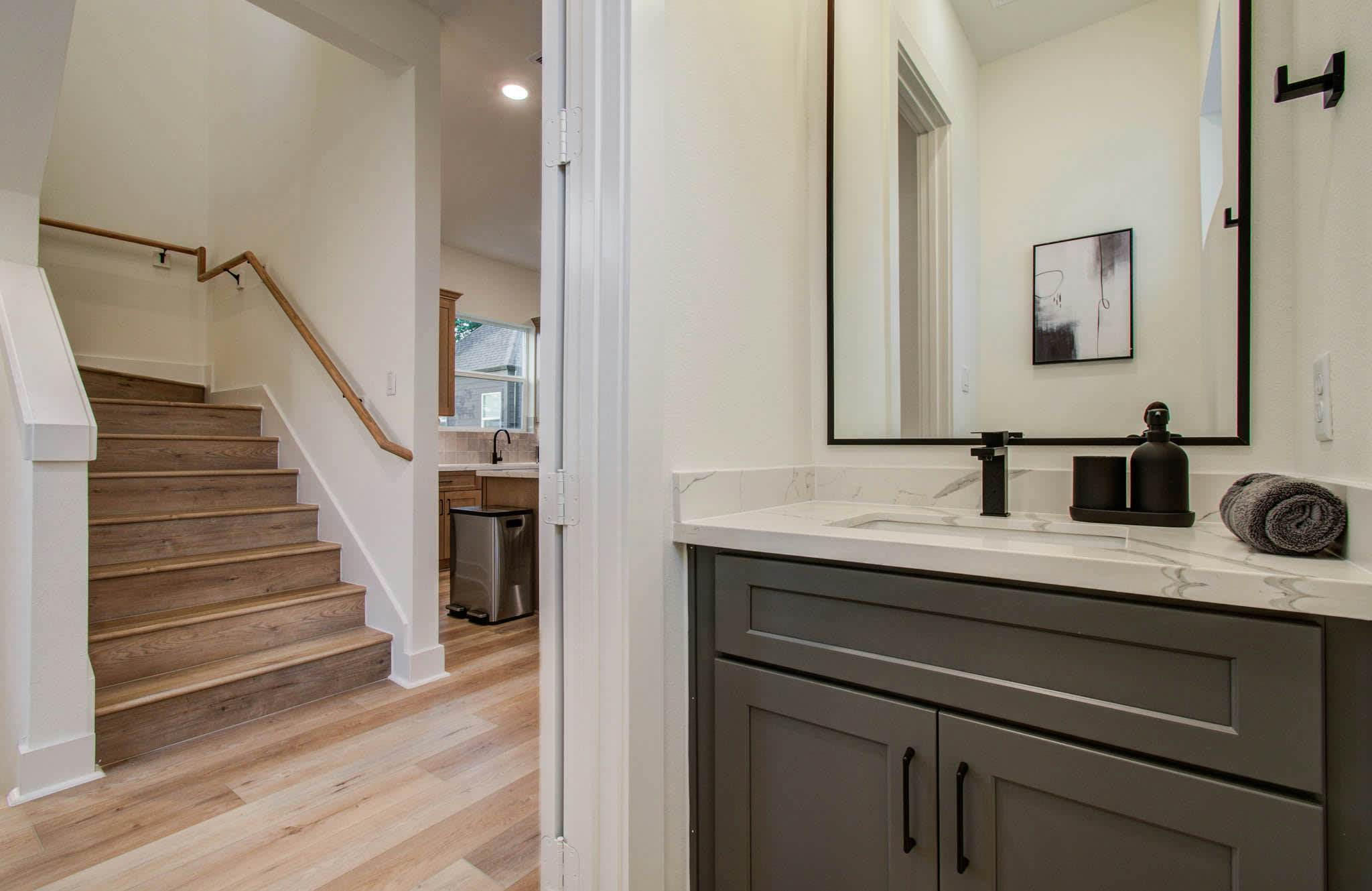 Chic & Central 3BD Townhouse, Mins to DT & Midtown