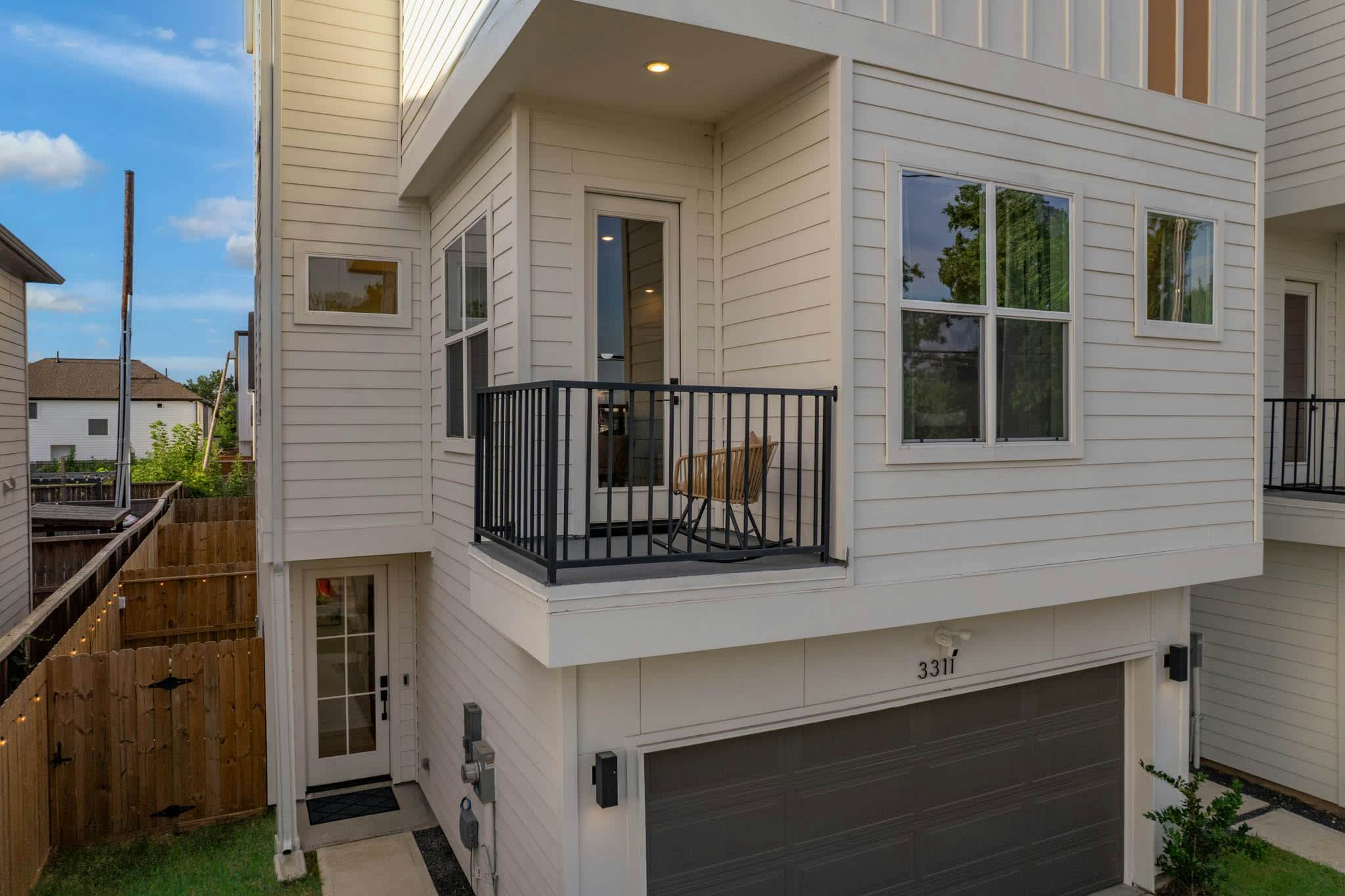 Chic & Central 3BD Townhouse, Mins to DT & Midtown