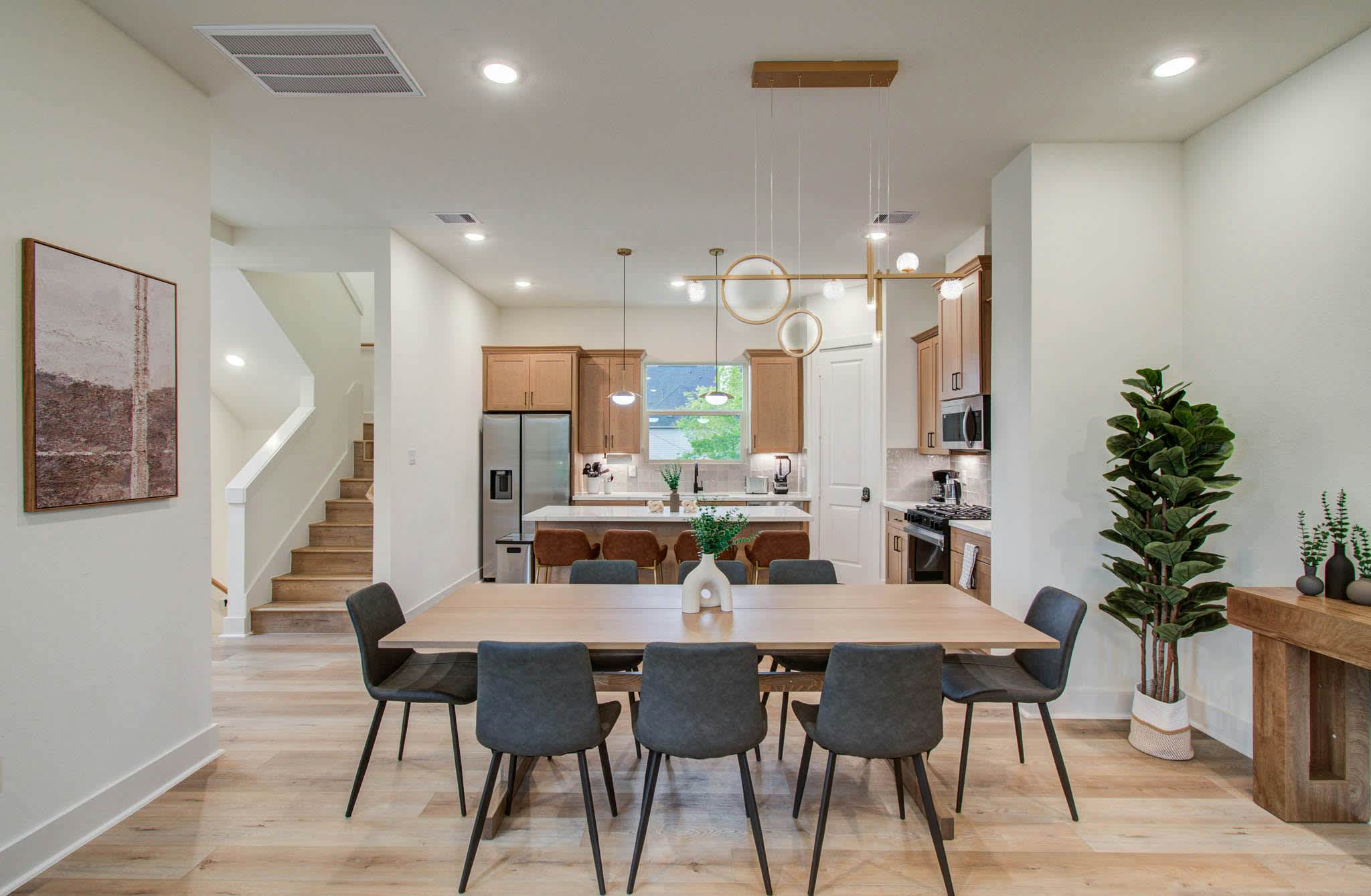 Chic & Central 3BD Townhouse, Mins to DT & Midtown