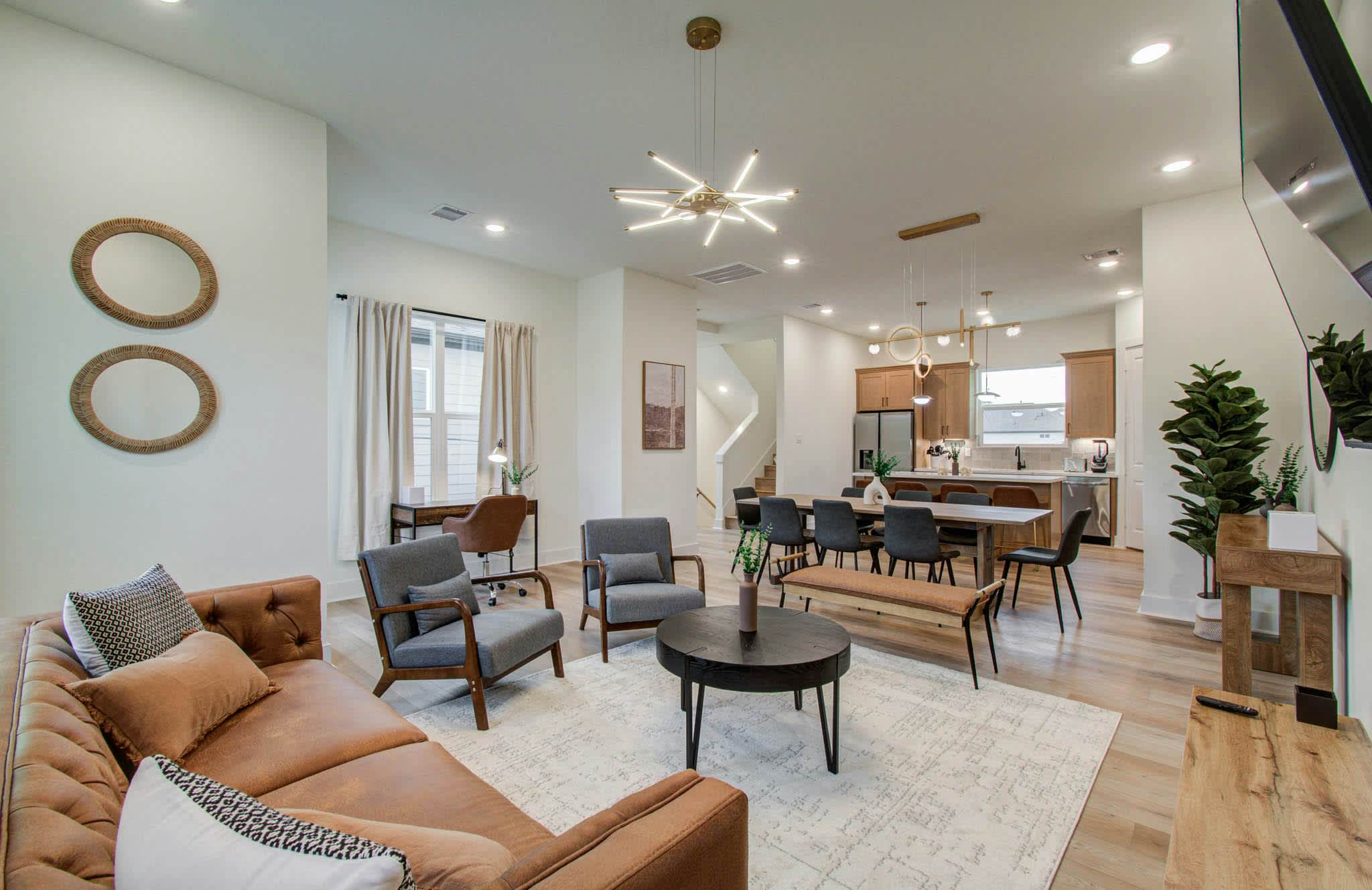 Chic & Central 3BD Townhouse, Mins to DT & Midtown