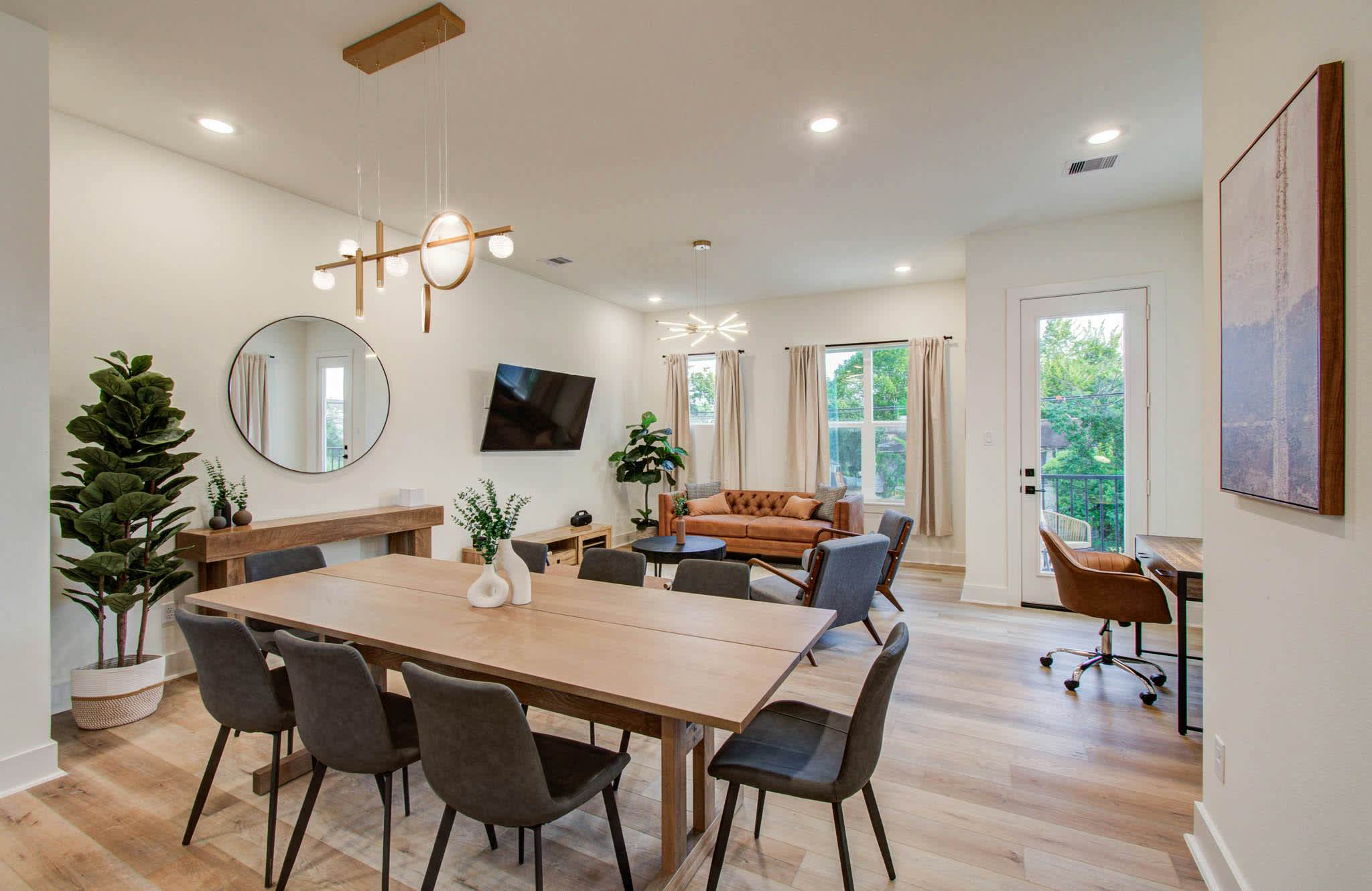 Chic & Central 3BD Townhouse, Mins to DT & Midtown