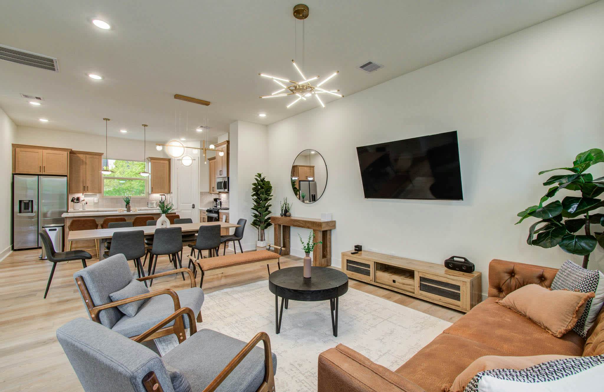 Chic & Central 3BD Townhouse, Mins to DT & Midtown