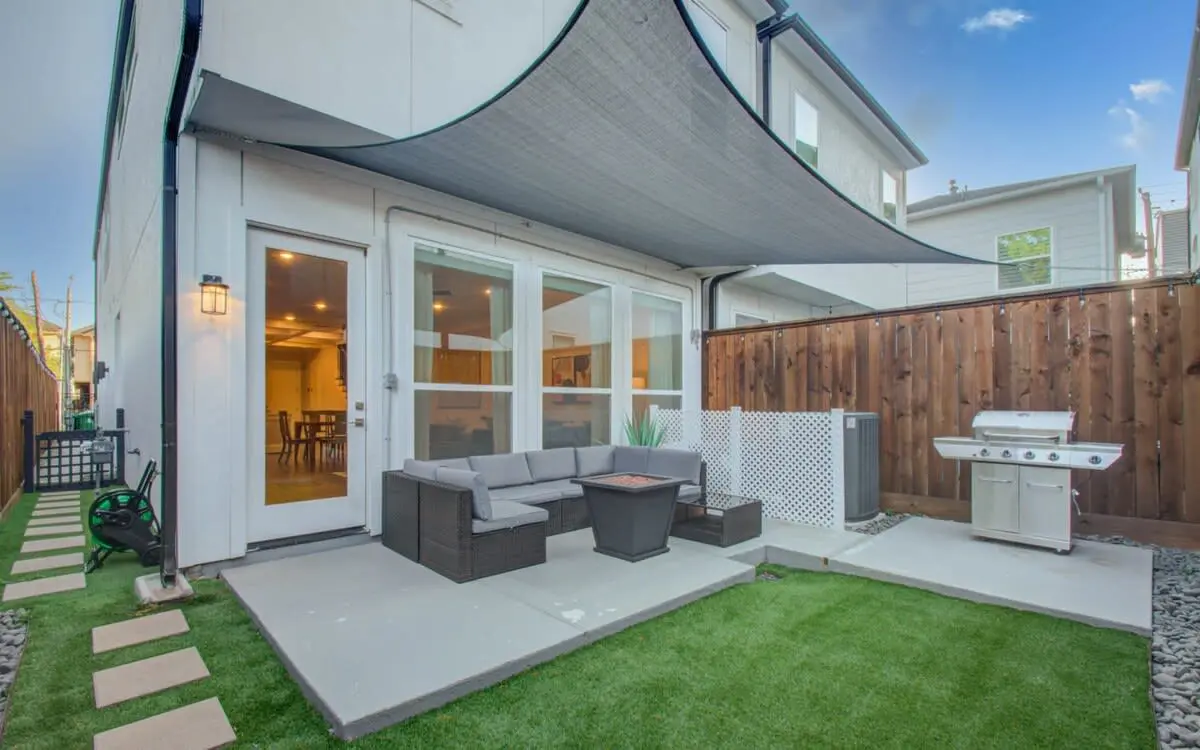Houston Central Location - Stylish with Jacuzzi