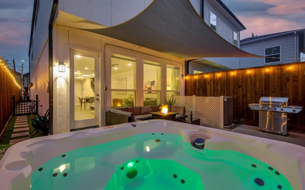 Houston Central Location - Stylish with Jacuzzi